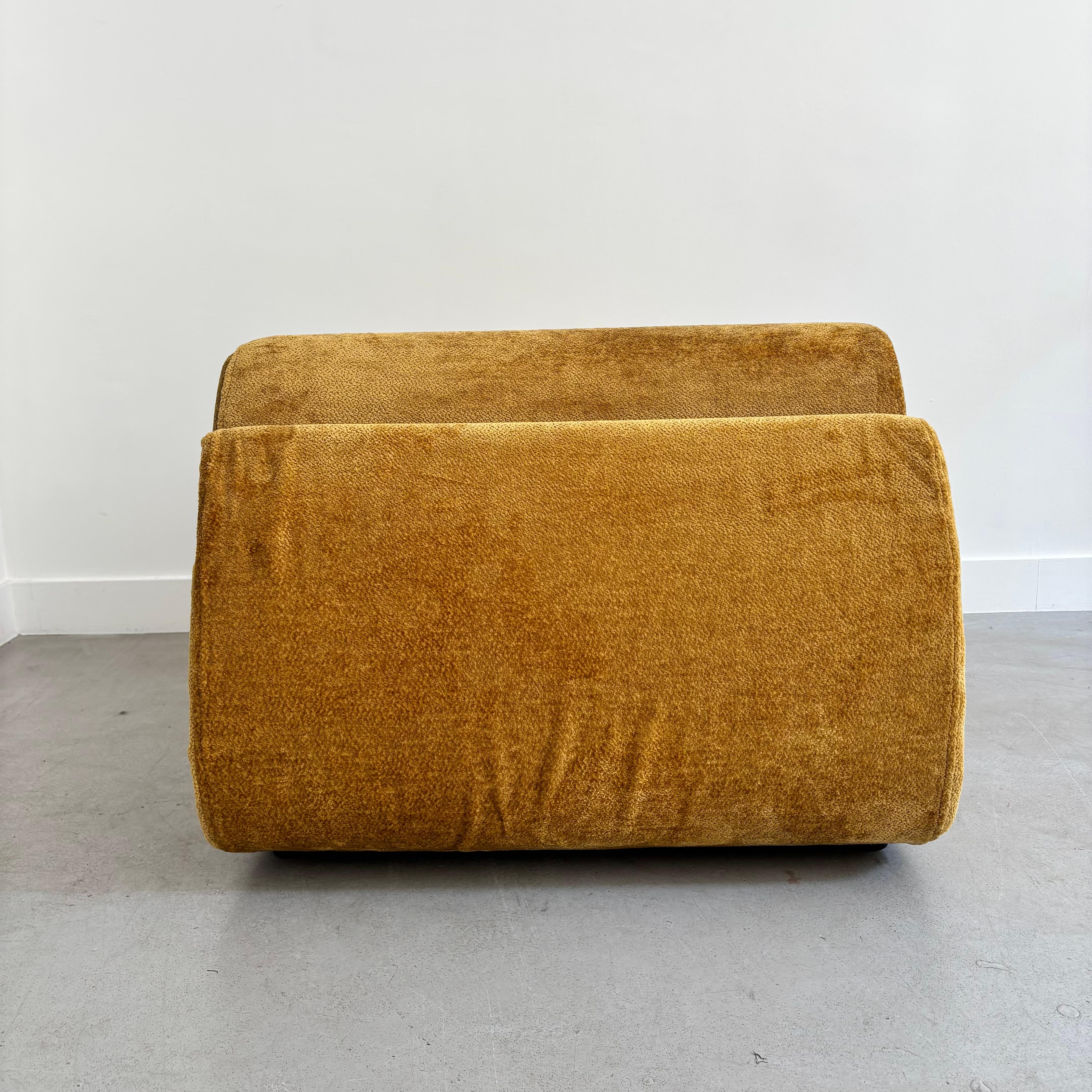 Fabric Fauteuil ocre graphique For Sale