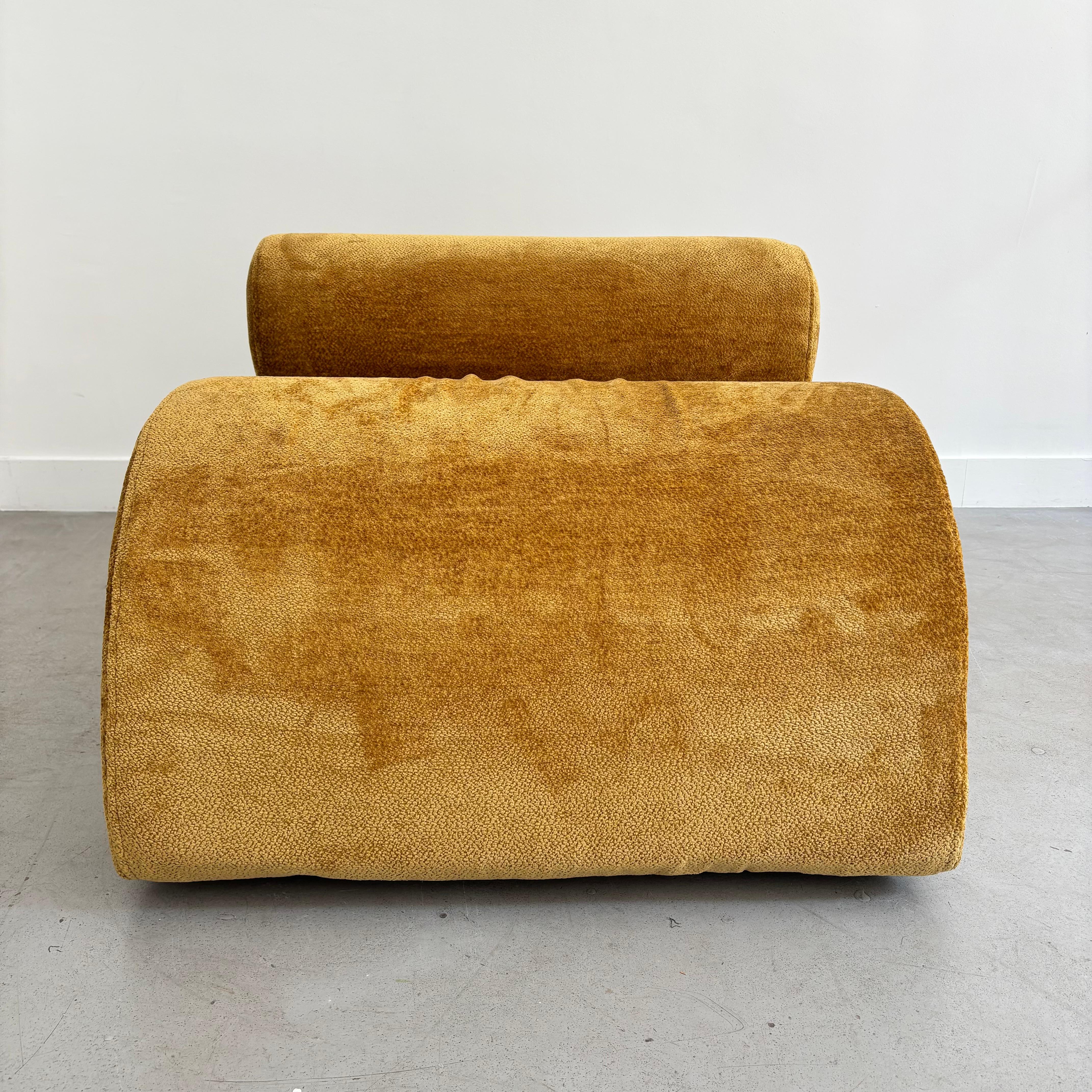 Fauteuil ocre graphique For Sale 1