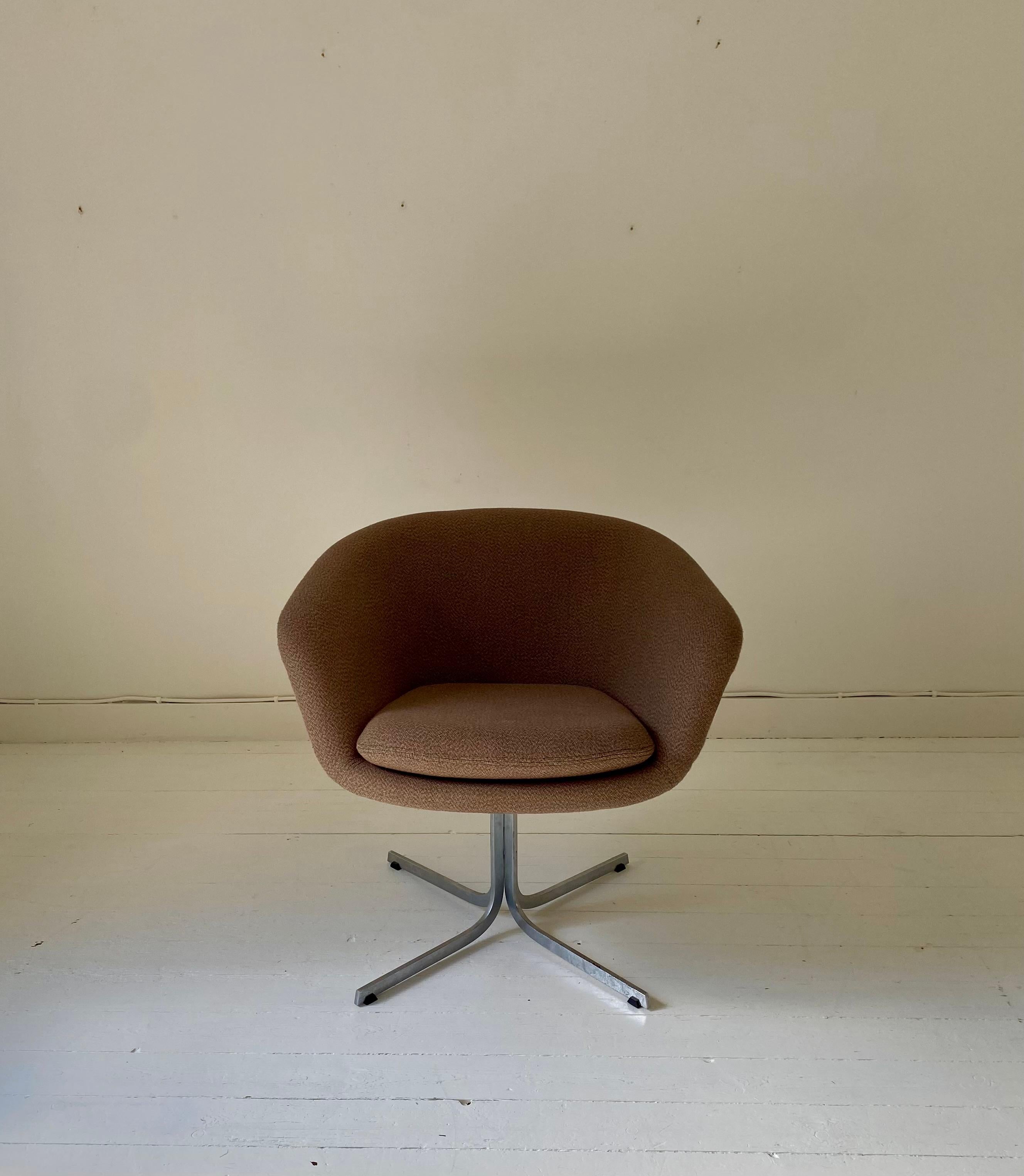Fauteuil modèle f8800 de Pierre Paulin, première édition 
Restauration de l��’assise est complète (mousse et tissu)
A noter, quelques marques du temps sur le pied métallique 
Profondeur de l’assise 44 cm

Important : En réalité, le tissu est de