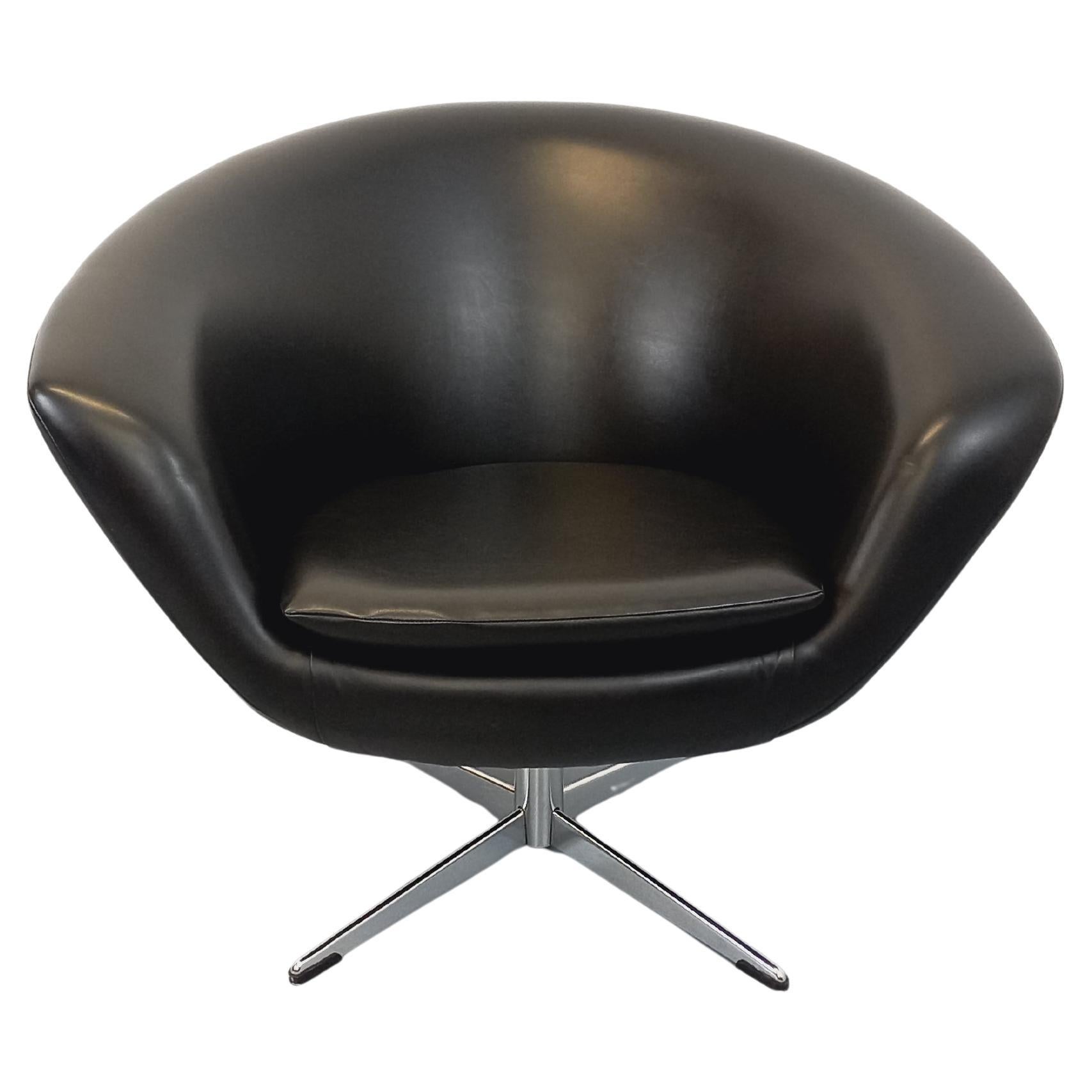 Fauteuil pivotant scandinave vintage en skaï et chrome des années 70 im Angebot