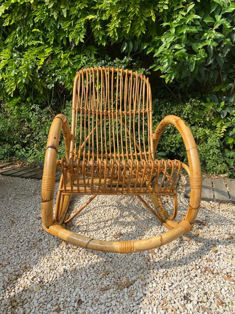 Chaise à bascule dans le style de Franco Albini 1950 en bambou et rotin. Bon état.
Dimensions : 
H89 x L58 x P114.
   