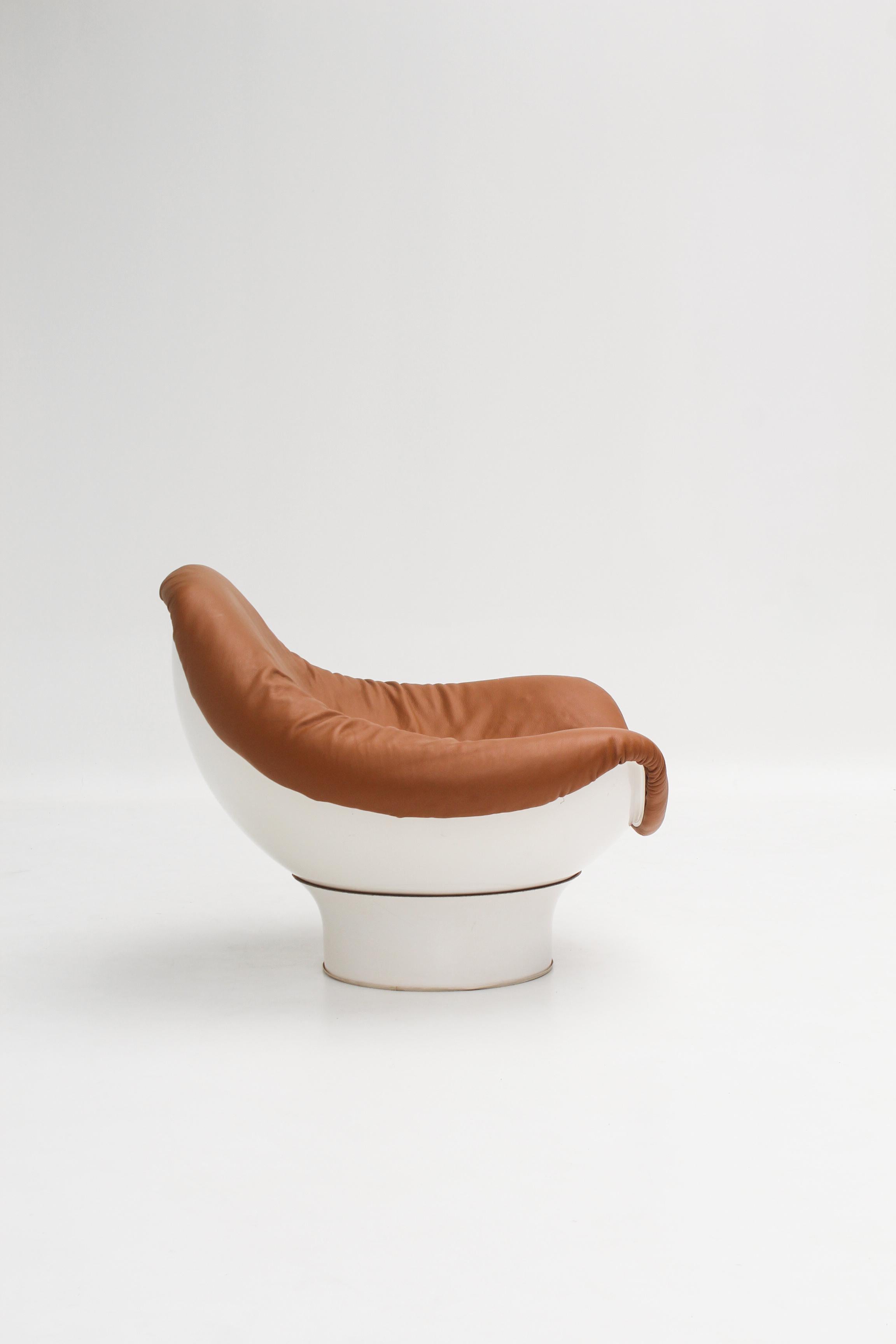 Space Age Fauteuil Rodica en cuir caramel par Mario Brunu pour Comfort, Italie For Sale