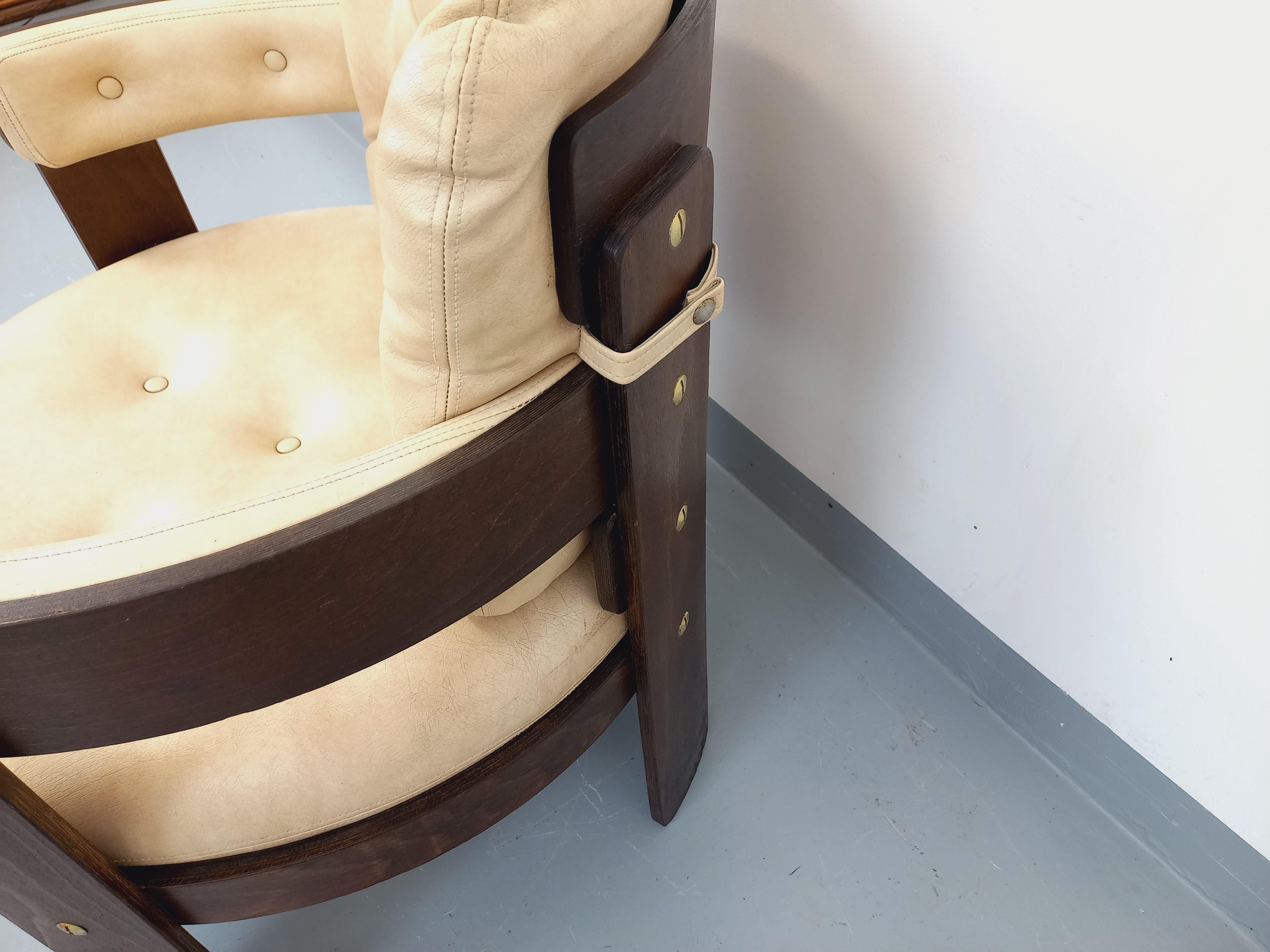 Fauteuil rond vintage en bois Boi et skaï des années 70 en vente 3