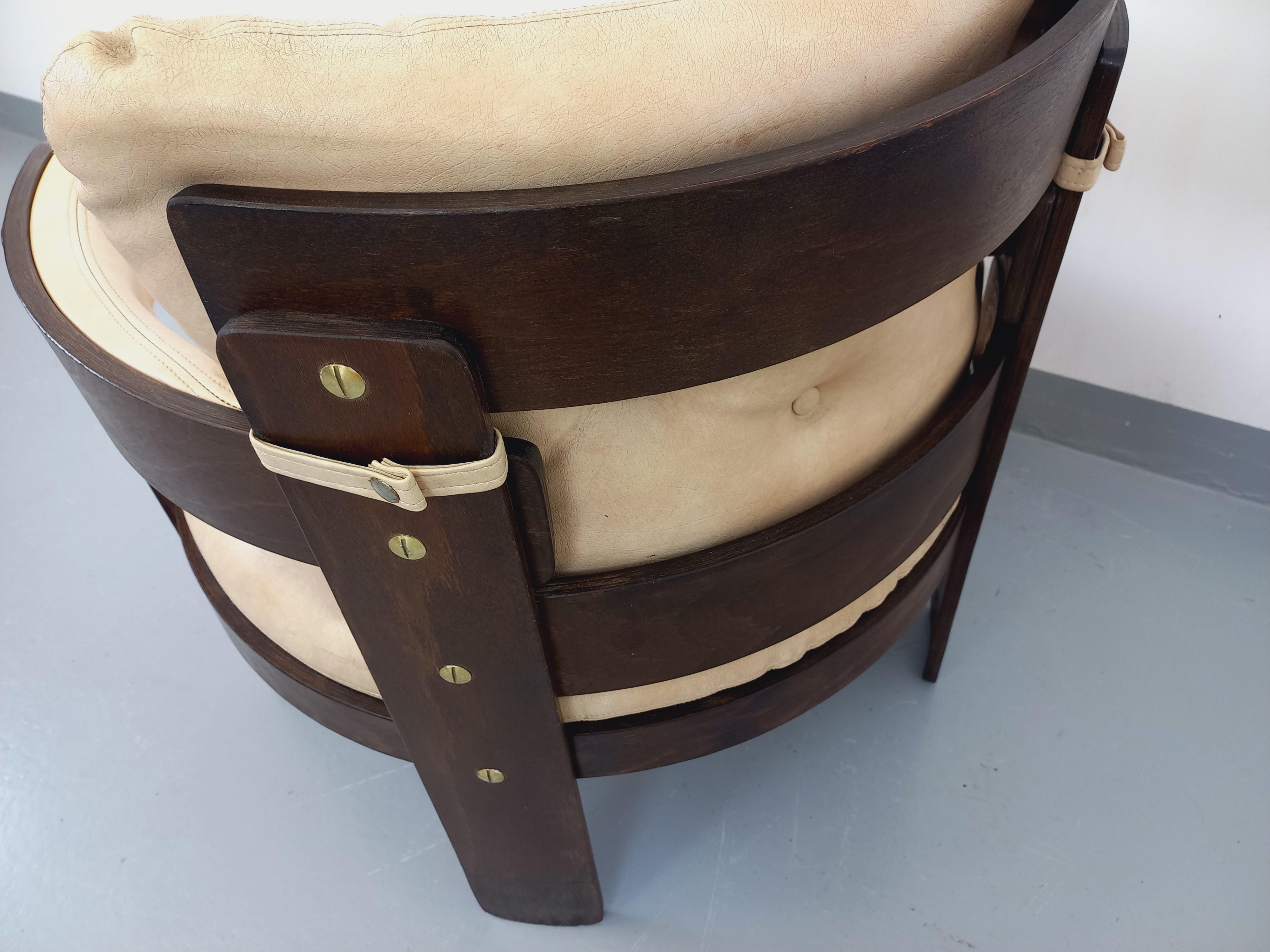 Fauteuil rond vintage en bois Pagwood et skaï des années 70 For Sale 8