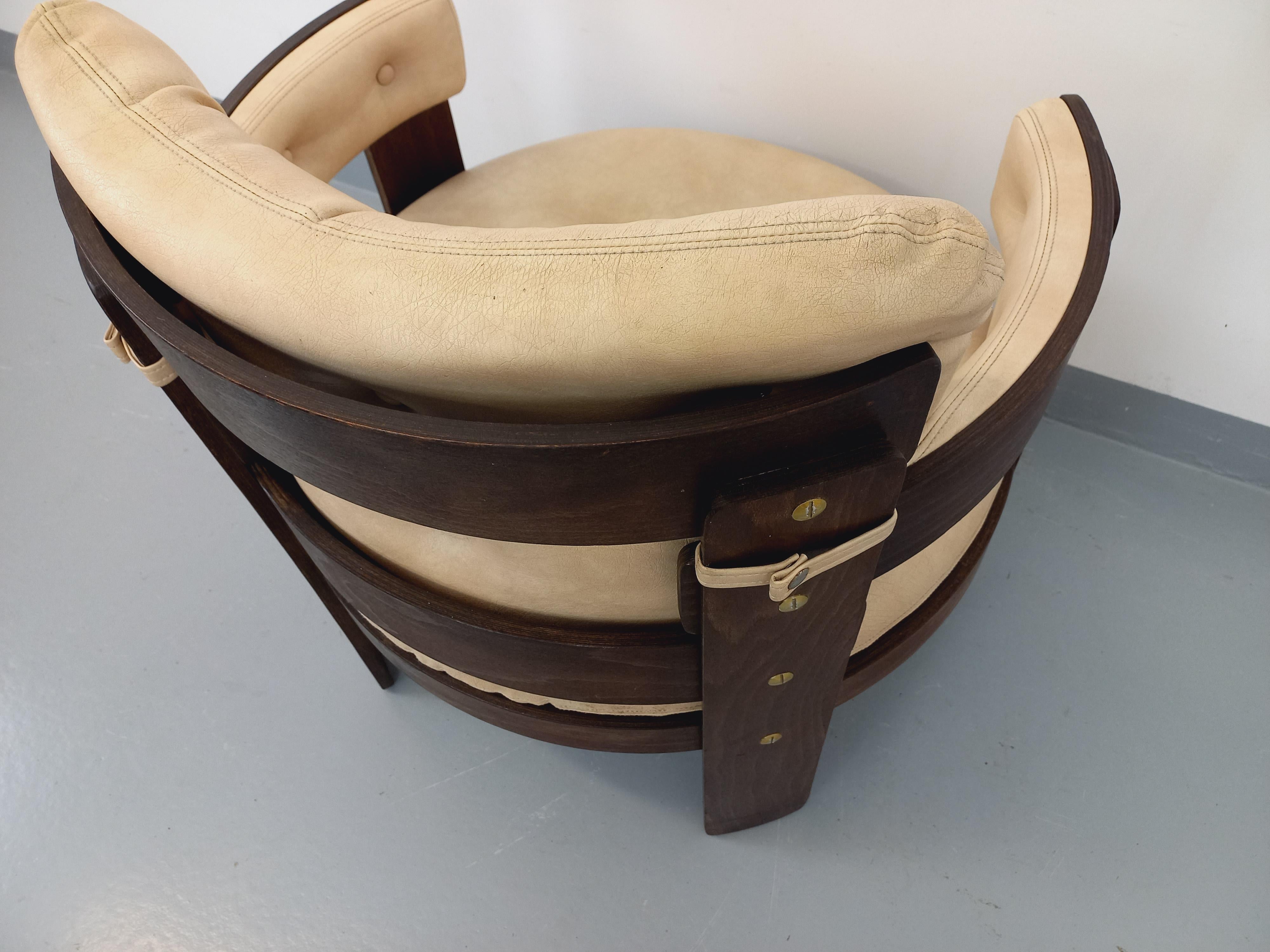 Fauteuil rond vintage en bois Pagwood et skaï des années 70 For Sale 11