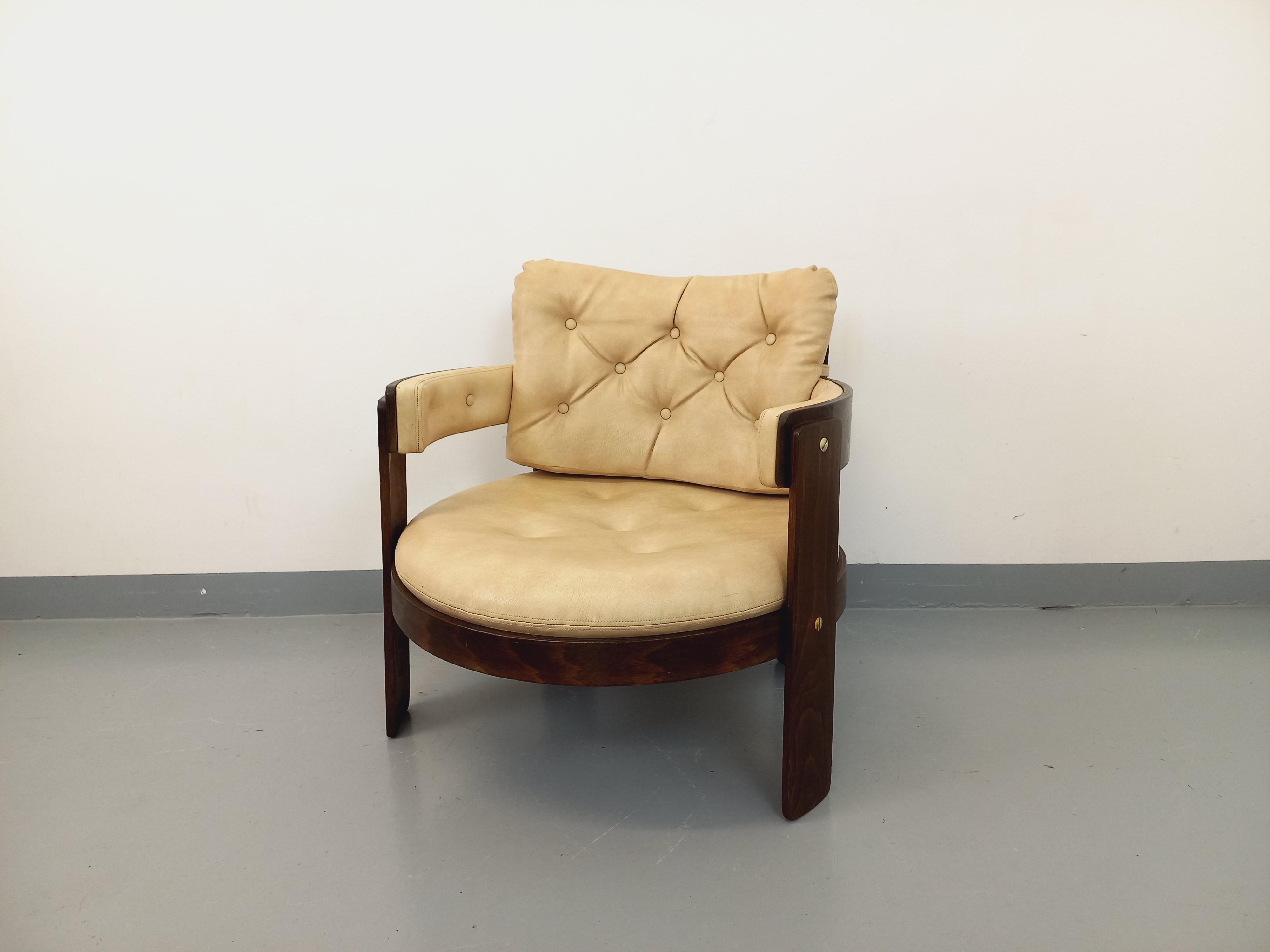 Fauteuil vintage des années 70, structure en bois courbé Pagwood, assise et dossier en skaï crème cognac, détails vis apparentes et lanières au dos, très bon état général avec patine du temps qui passe sur le skai.
Ref 240 730
Hauteur : 73