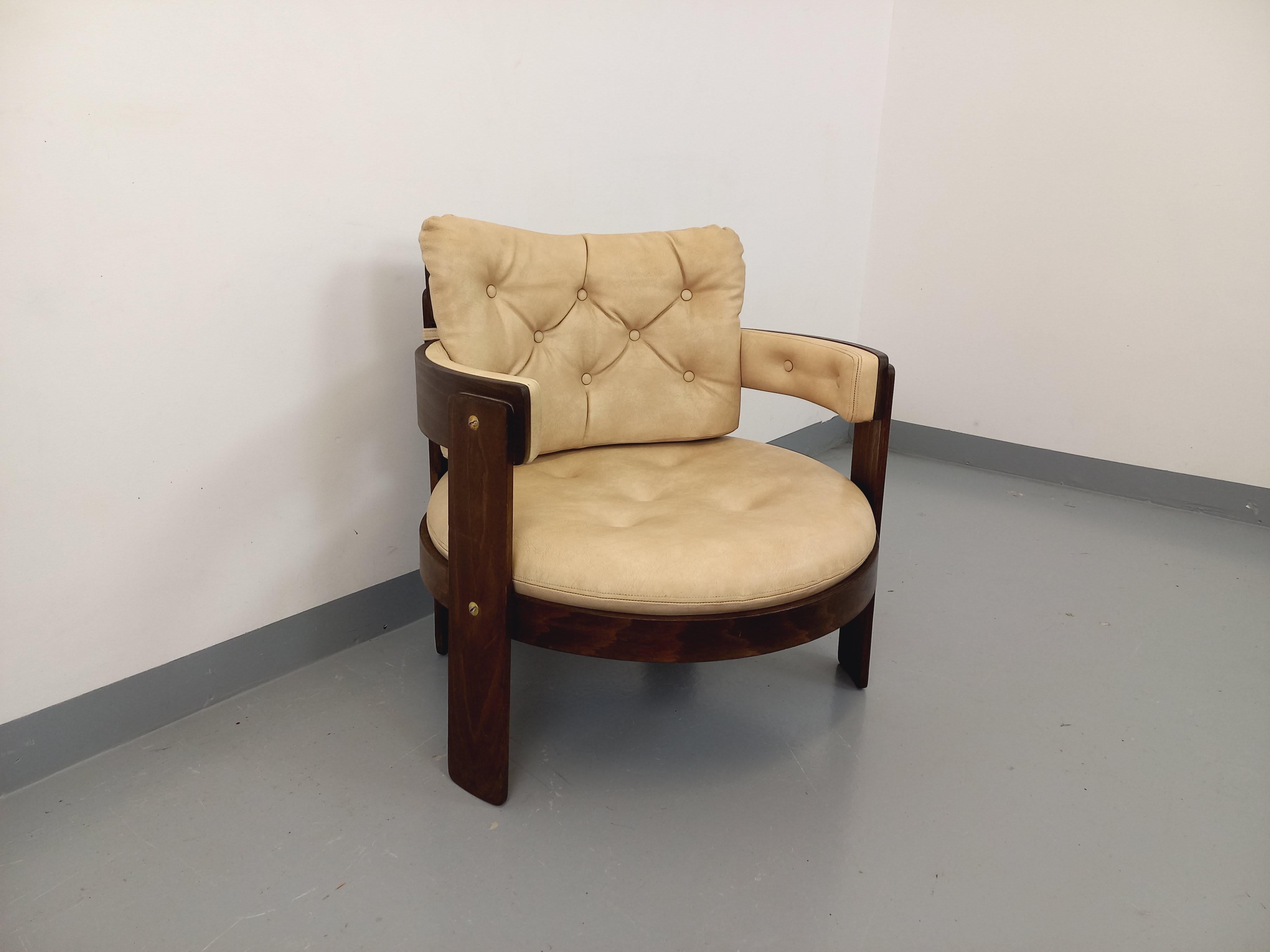 Mid-Century Modern Fauteuil rond vintage en bois Pagwood et skaï des années 70 For Sale