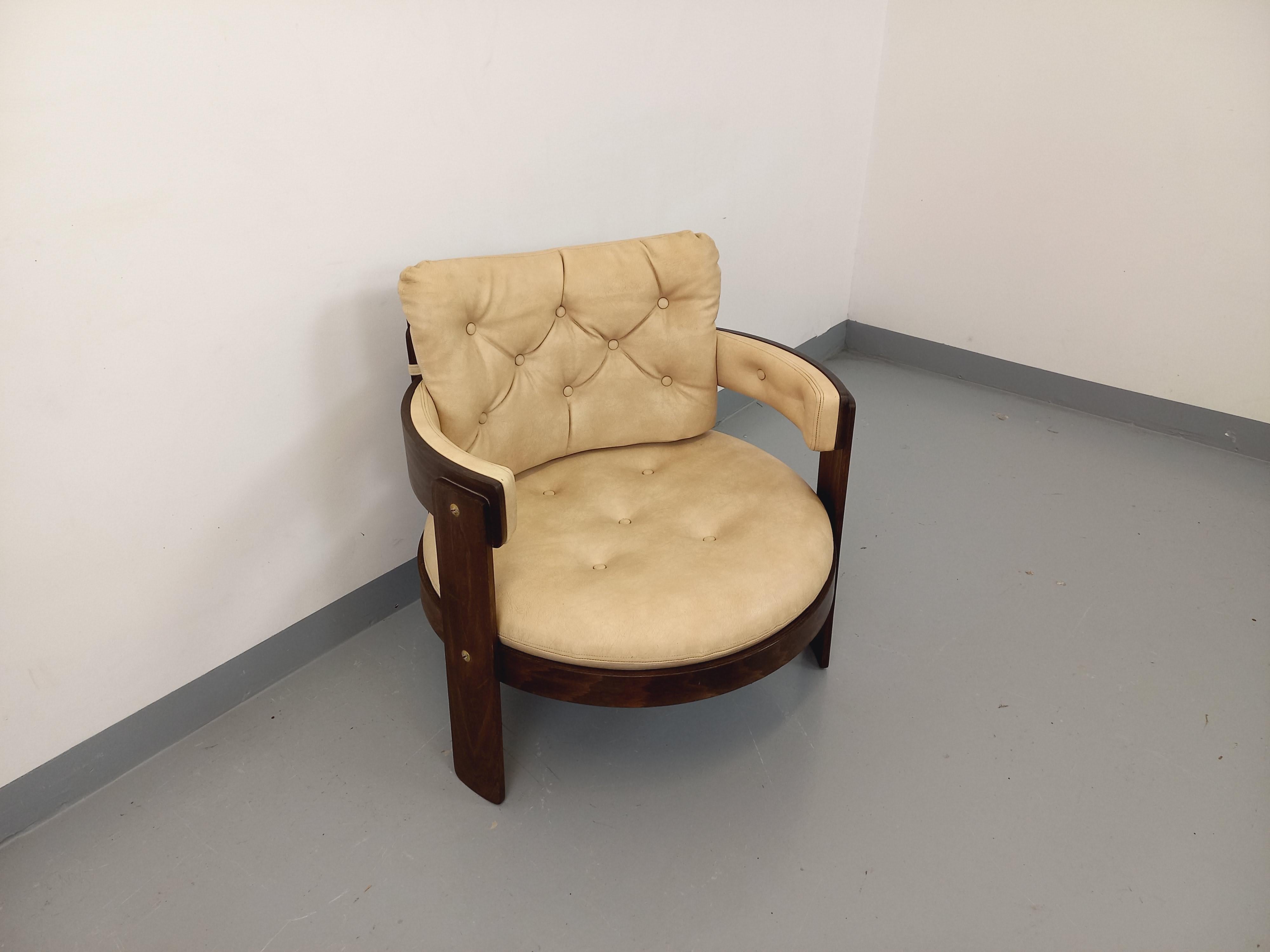 French Fauteuil rond vintage en bois Pagwood et skaï des années 70 For Sale