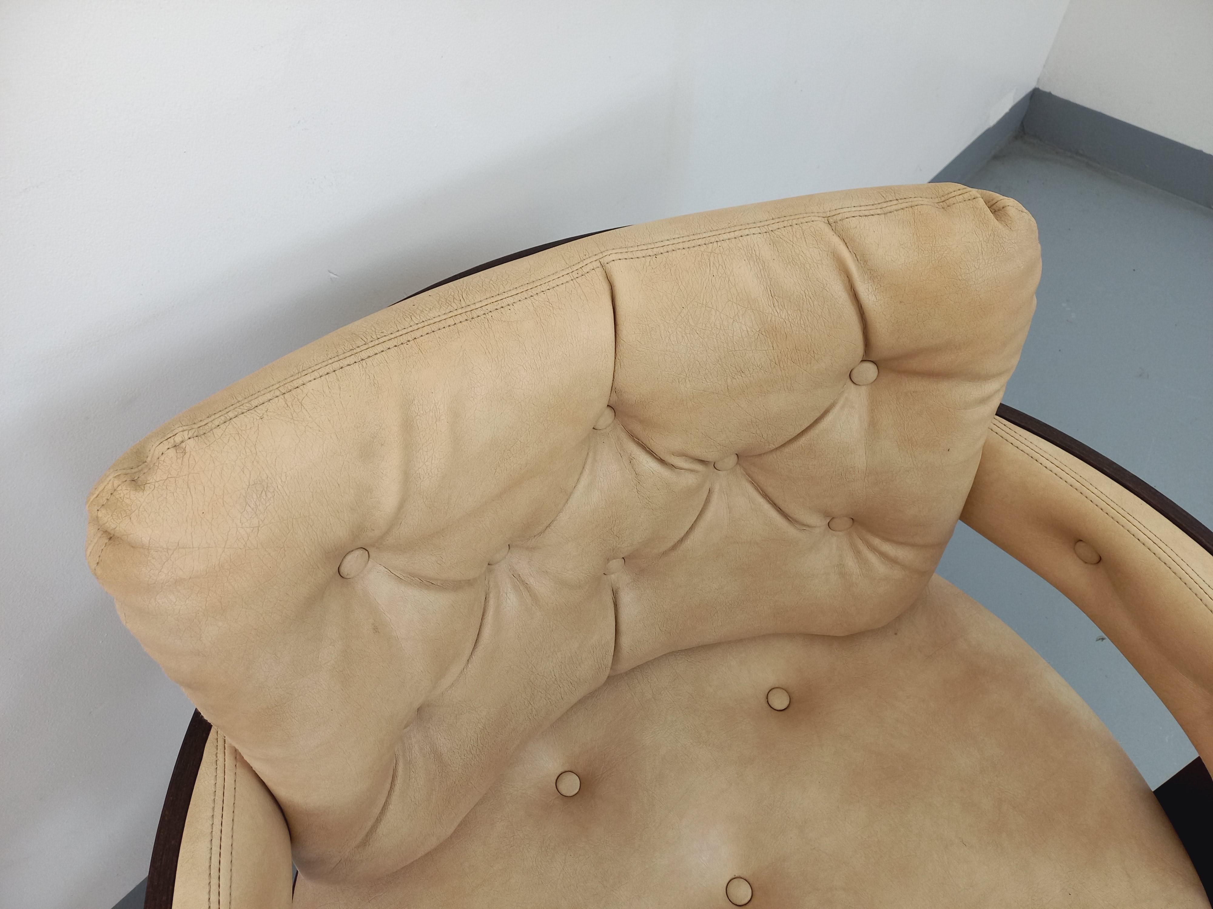 Fauteuil rond vintage en bois Pagwood et skaï des années 70 In Good Condition For Sale In BESANÇON, FR