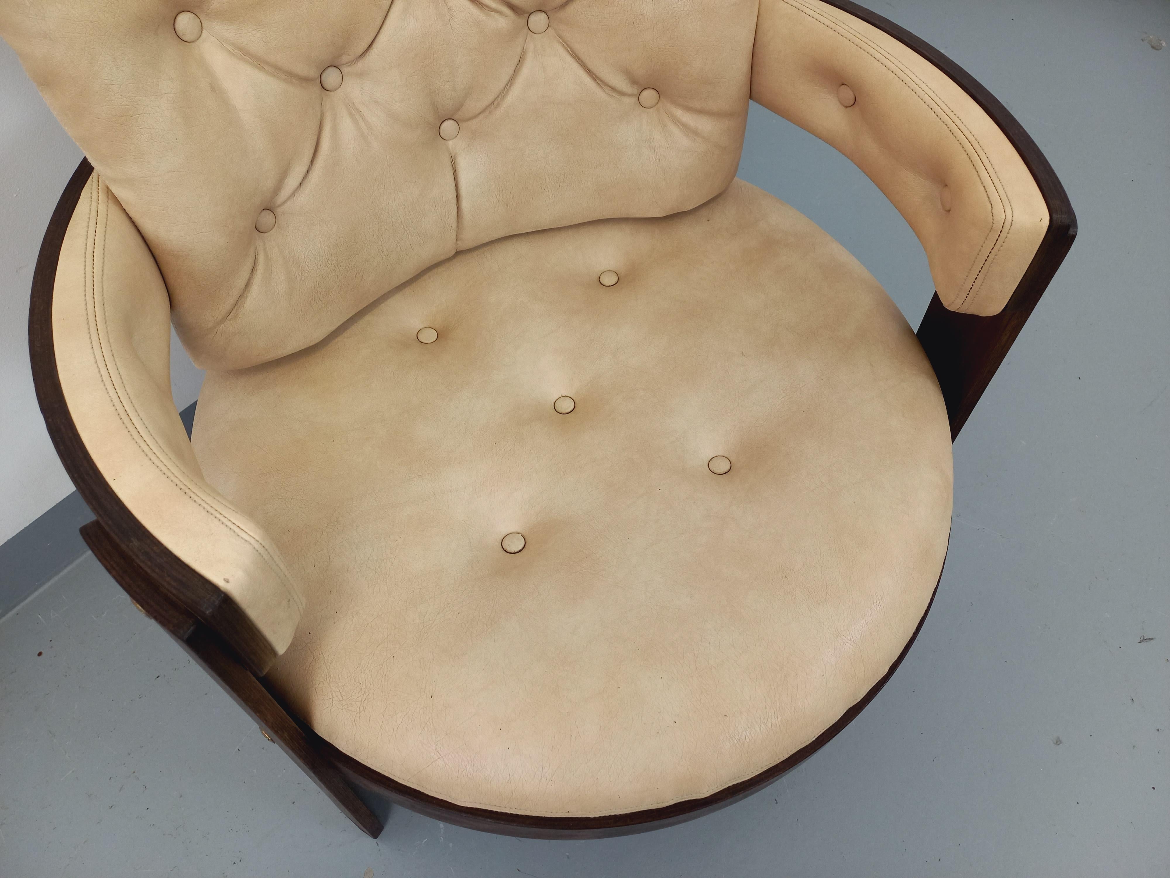 Late 20th Century Fauteuil rond vintage en bois Pagwood et skaï des années 70 For Sale