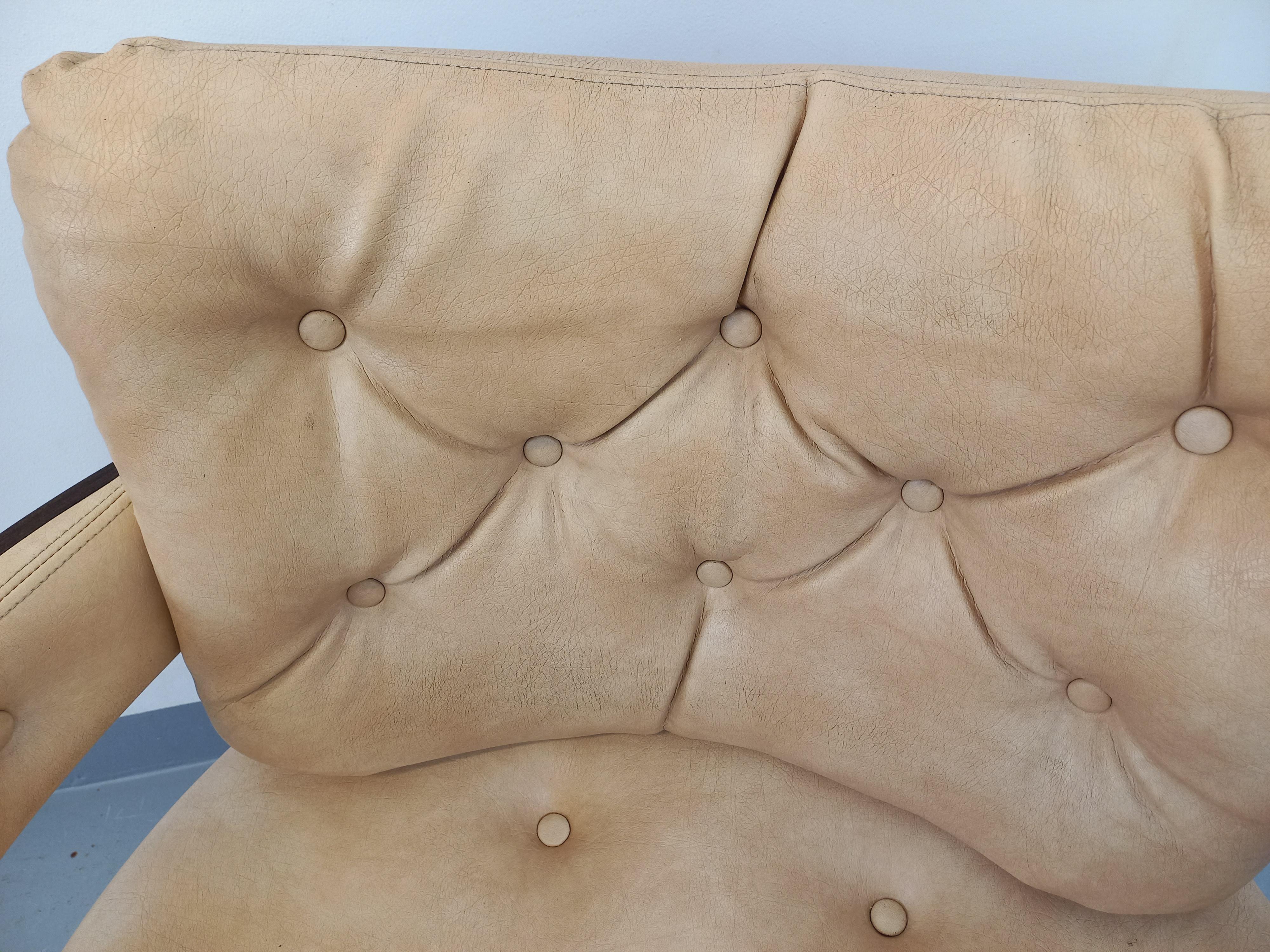 Fauteuil rond vintage en bois Pagwood et skaï des années 70 For Sale 2