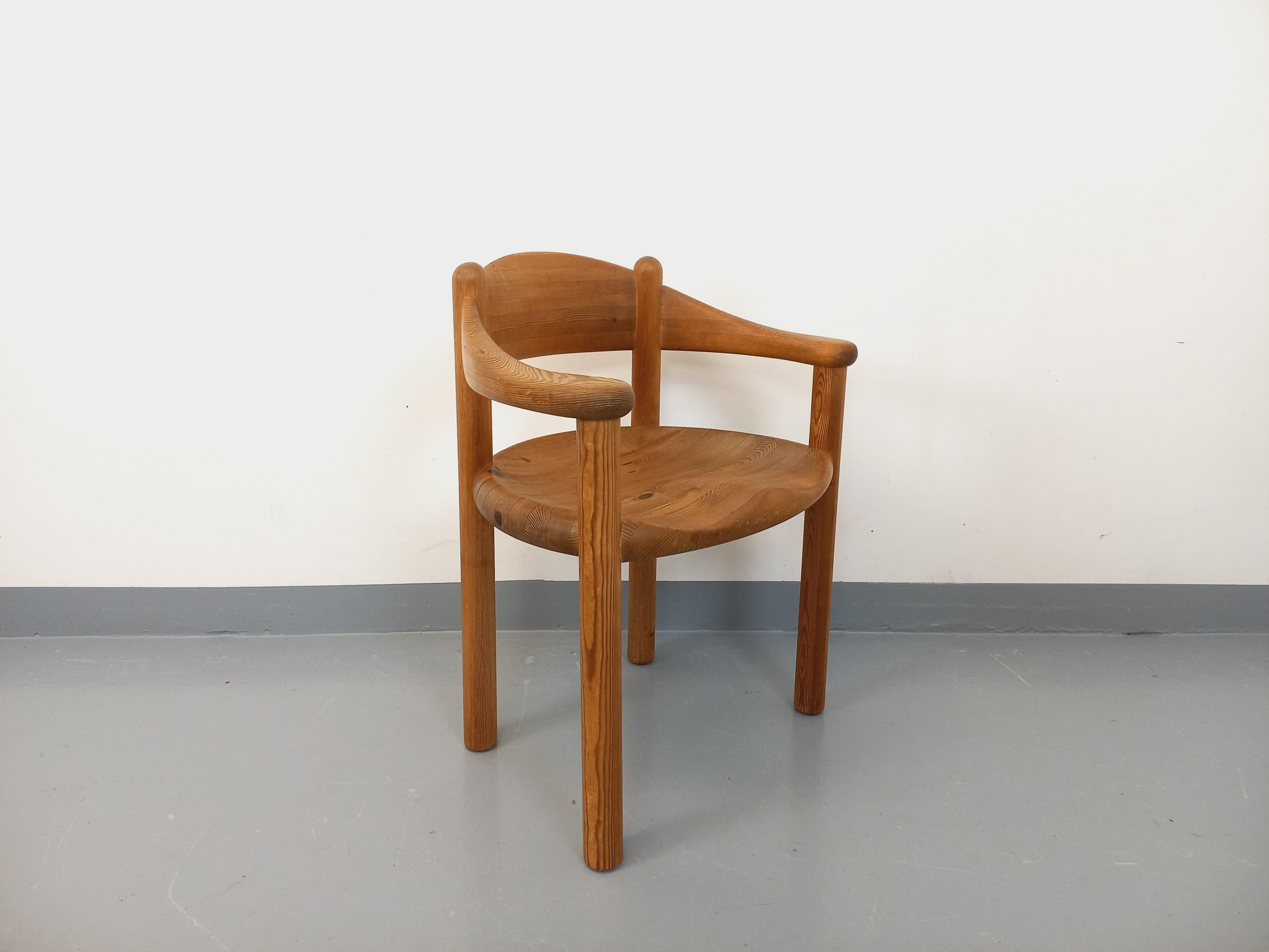 Fauteuil scandinave vintage des années 70, attribué au designer danois Rainer Daumiller, en pin brut, bon état général avec marques d'usage et du temps qui passe.
Ref 250 630
Hauteur : 74 cm
Largeur : 63 cm
Profondeur : 48 cm
Hauteur assise : 44 cm
