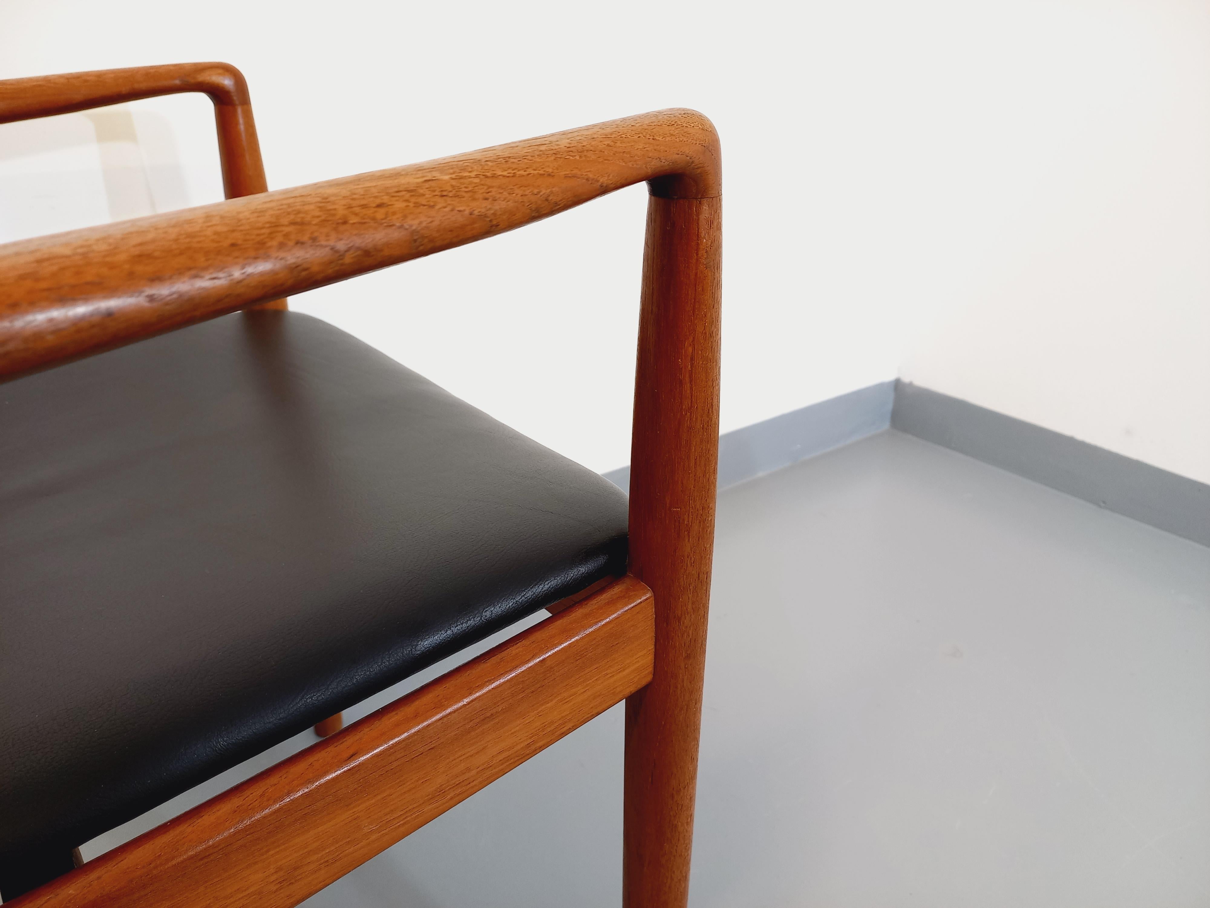 Fauteuil scandinave vintage des années 60, probablement de travail danois dans le goût des designers Niels Otto Møller, Arne Vodder ou H.W. Klein, en teck, assises et dossiers en skai noir, très beau design notamment au niveau des accoudoirs, très