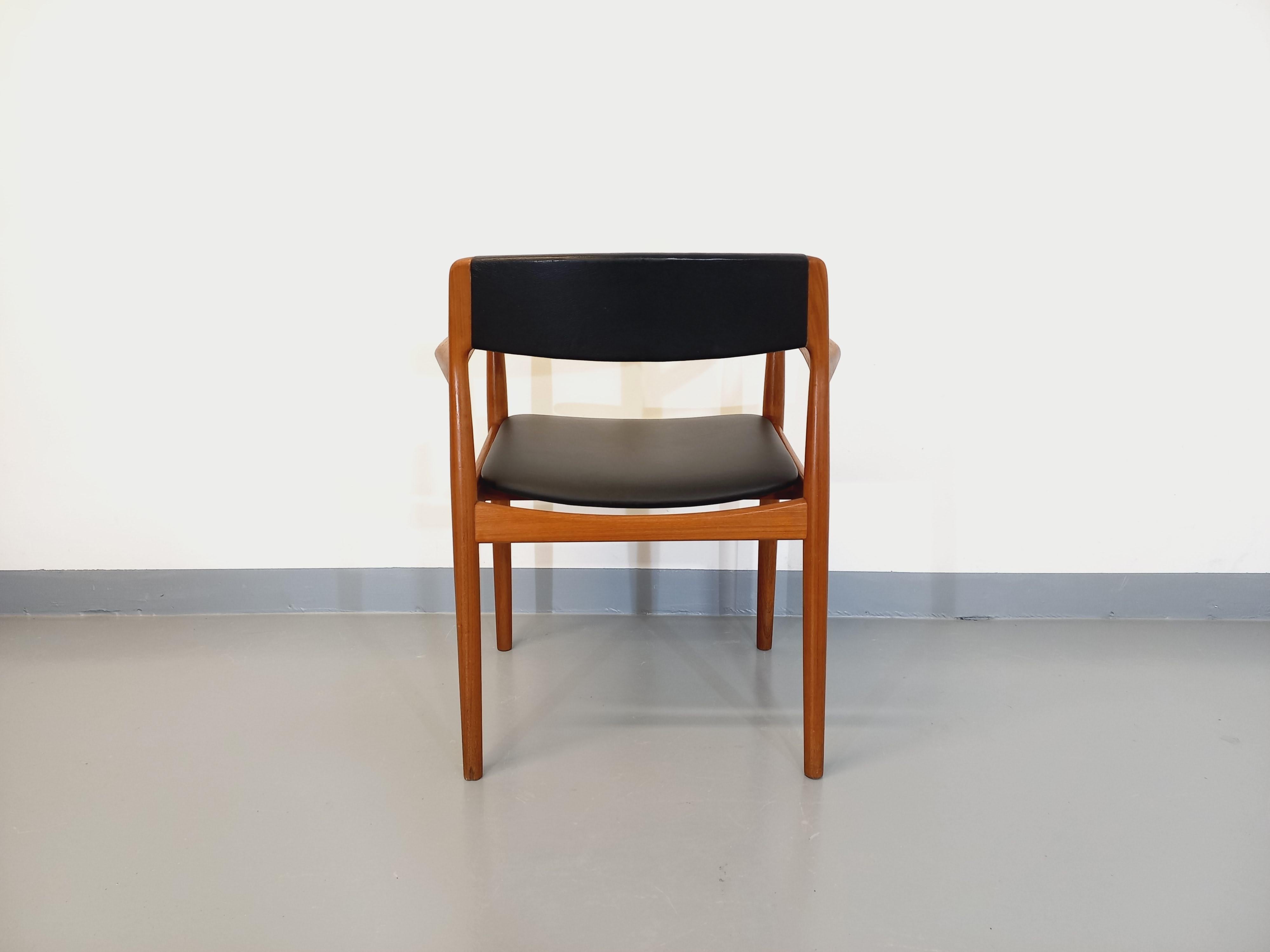 Fauteuil scandinave vintage style danois Niels Otto Møller en teck et skai noir Teca en venta