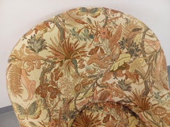 Fauteuil style crapaud vintage en tissu floral à franges des années 50 60