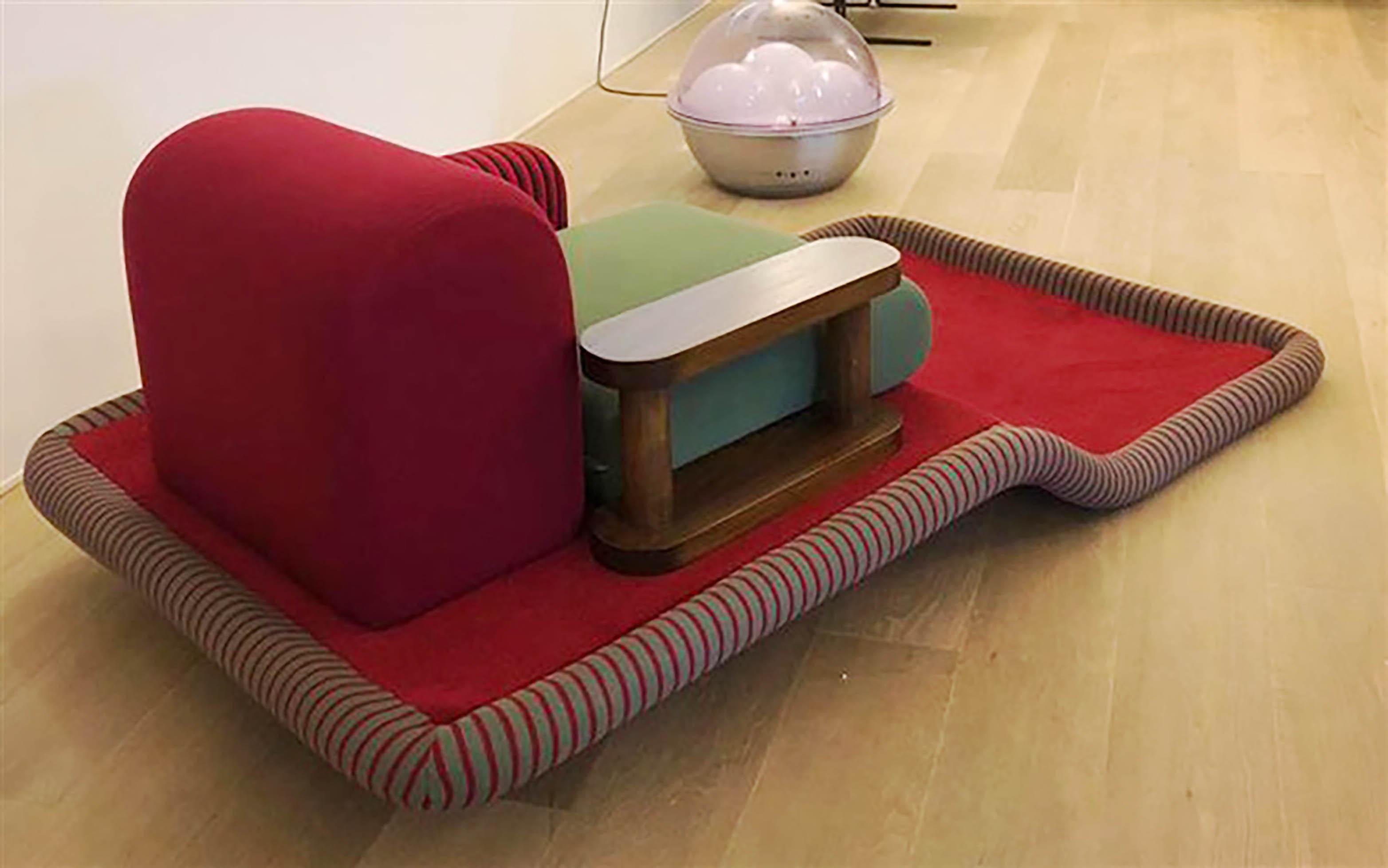 Ettore Sottsass (1917-2007)
Circa 1974
Édition Bedding Brevetti
Wood, polyurethane foam, velvet, cotton jersey, felt
Height: 71 cm 
Depth: 112 cm 
Width: 180 cm 