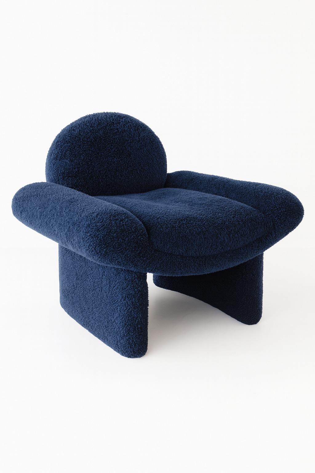 Imaginé par Alexandre Ligios, le fauteuil Teddy est une assise-sculpture aux lignes généreuses et enveloppantes. Inspiré par le somptueux tissu Samy Mordoré de la Maison Casamance, il associe douceur et caractère dans un design instinctif et