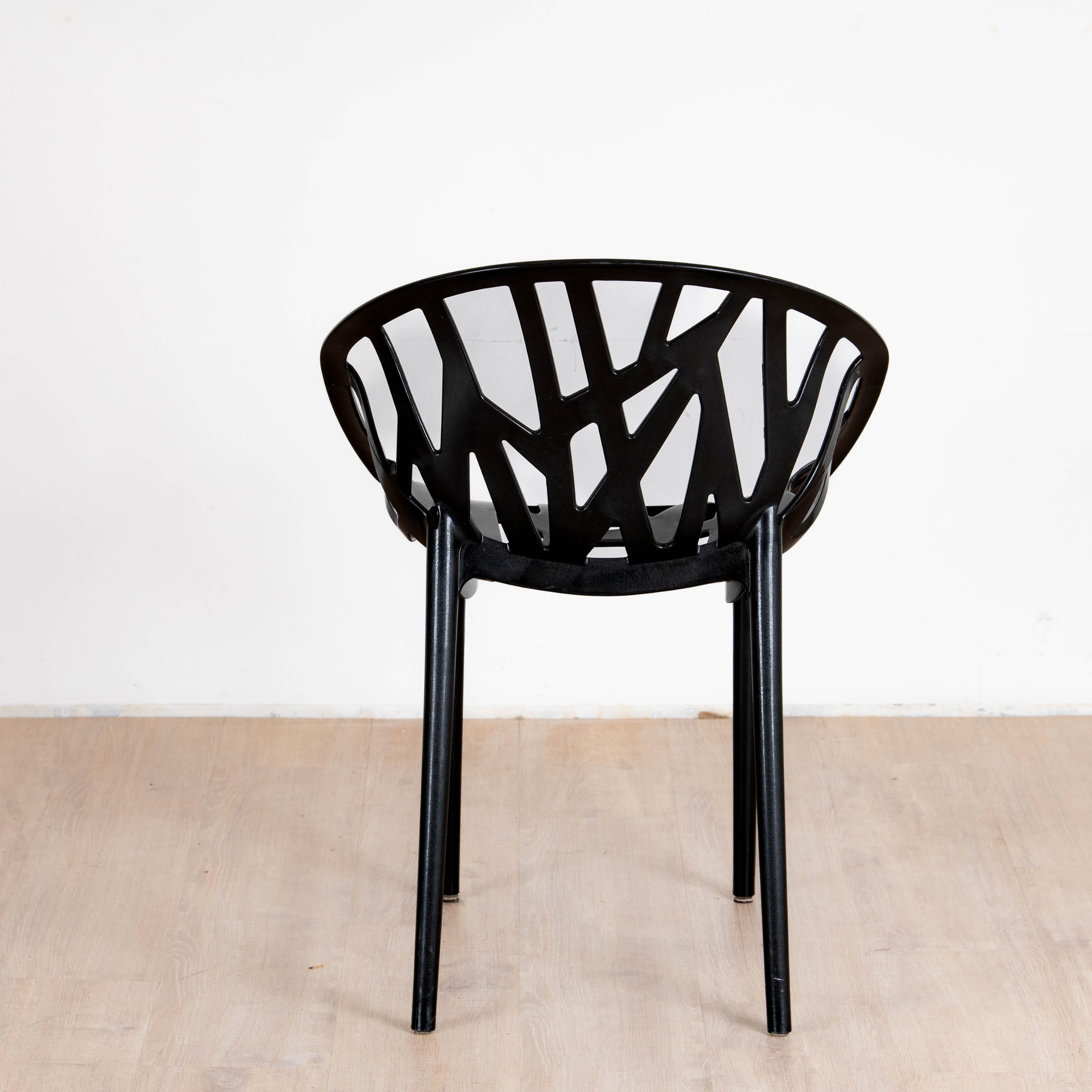 Fauteuil végétal Erwan and Ronan Bouroullec édition vitra

Concebida para un uso en el exterior, la Silla Vegetal es resistente a la intemperie y utilizable por razones prácticas. La estructura compleja y asimétrica del asiento compuesto por