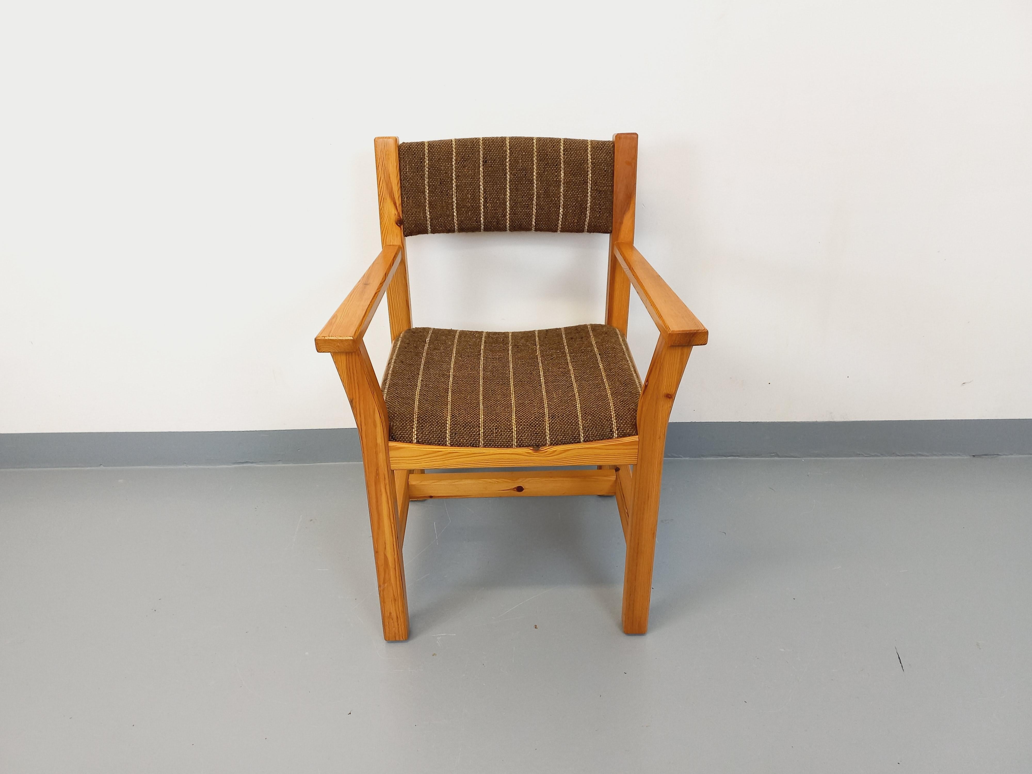 Fauteuil vintage des années 80, en bois de pin et tissu de laine à rayures écru et marron praline. Design évasé au niveau des accoudoirs très original. Très bon état général.
Hauteur totale : 79 cm
Hauteur assise : 46 cm
Largeur : 55,5 cm (plus