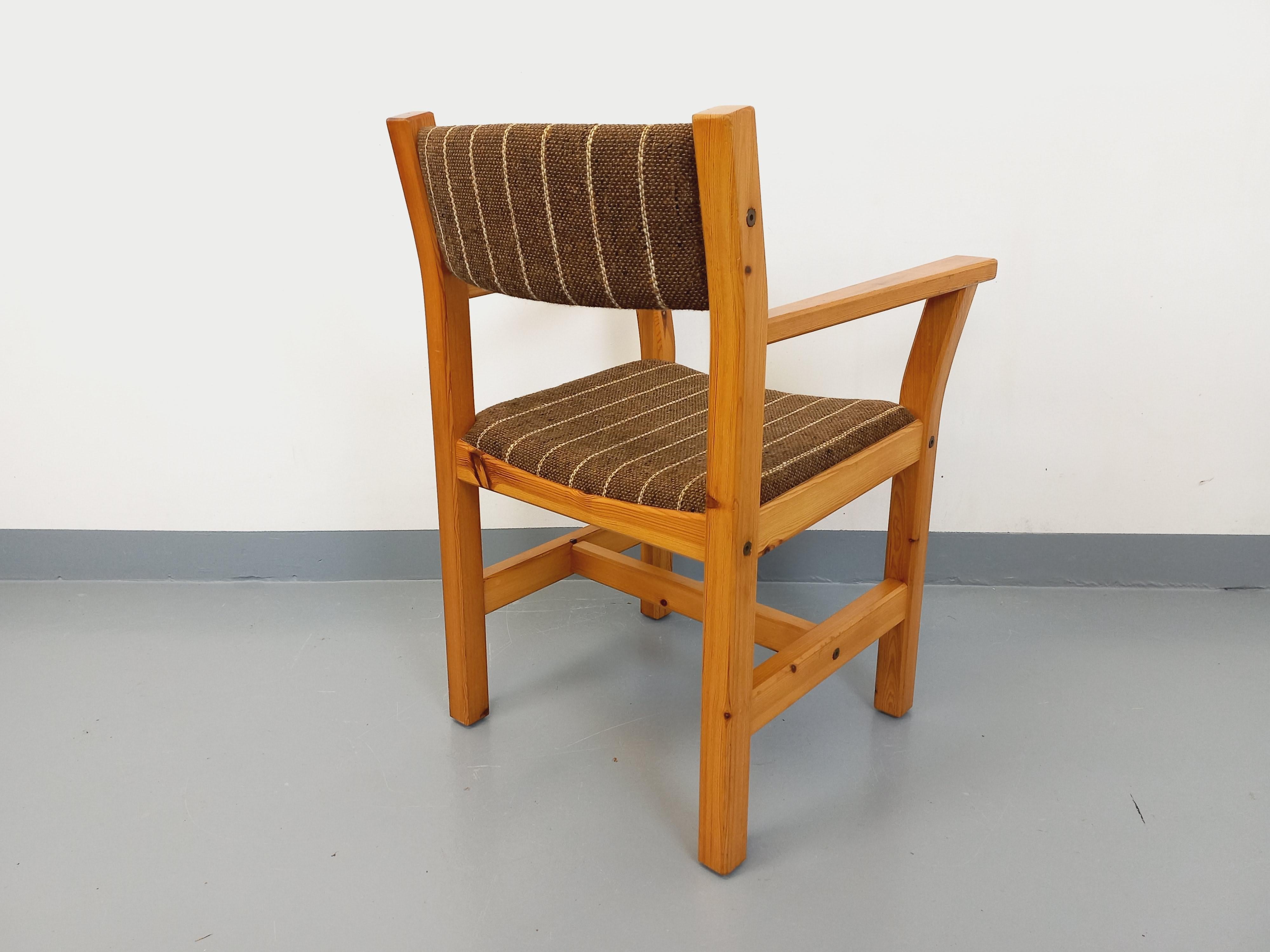 Fauteuil vintage en pin et tissu années 80 In Good Condition For Sale In BESANÇON, FR