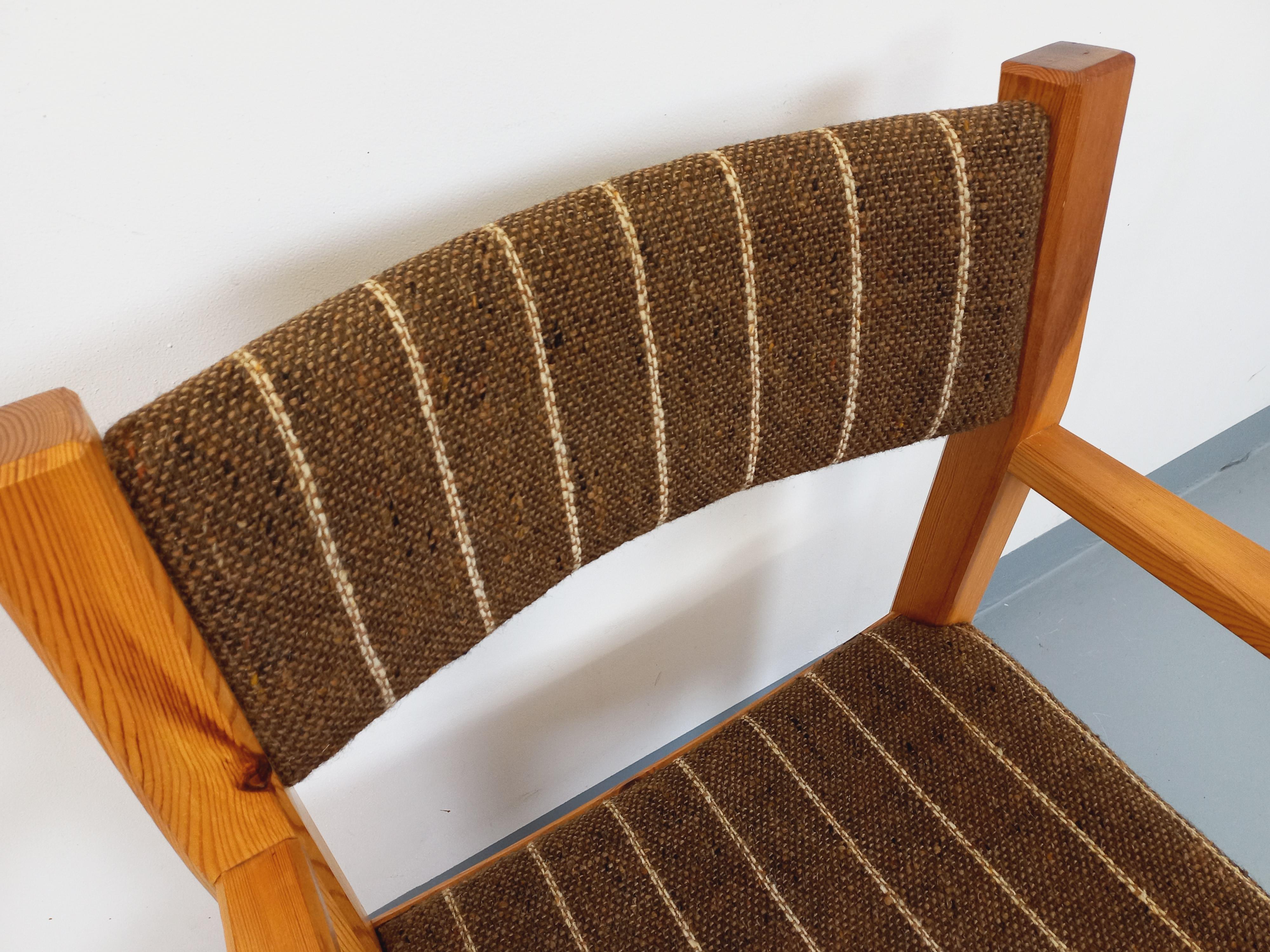 Fauteuil vintage en pin et tissu années 80 For Sale 1