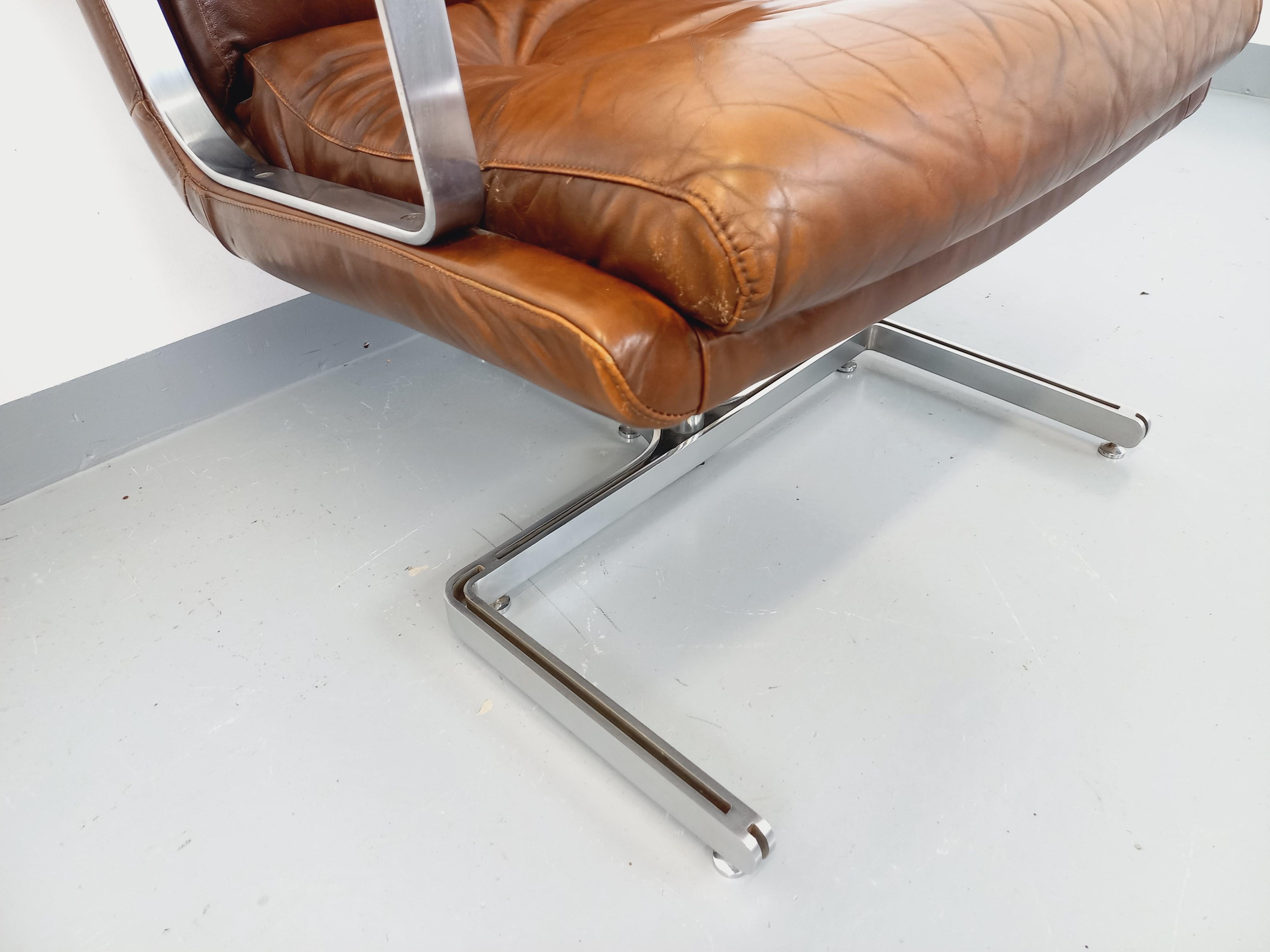 Fauteuil vintage Raphaël Raffel en cuir et acier des années 70 3