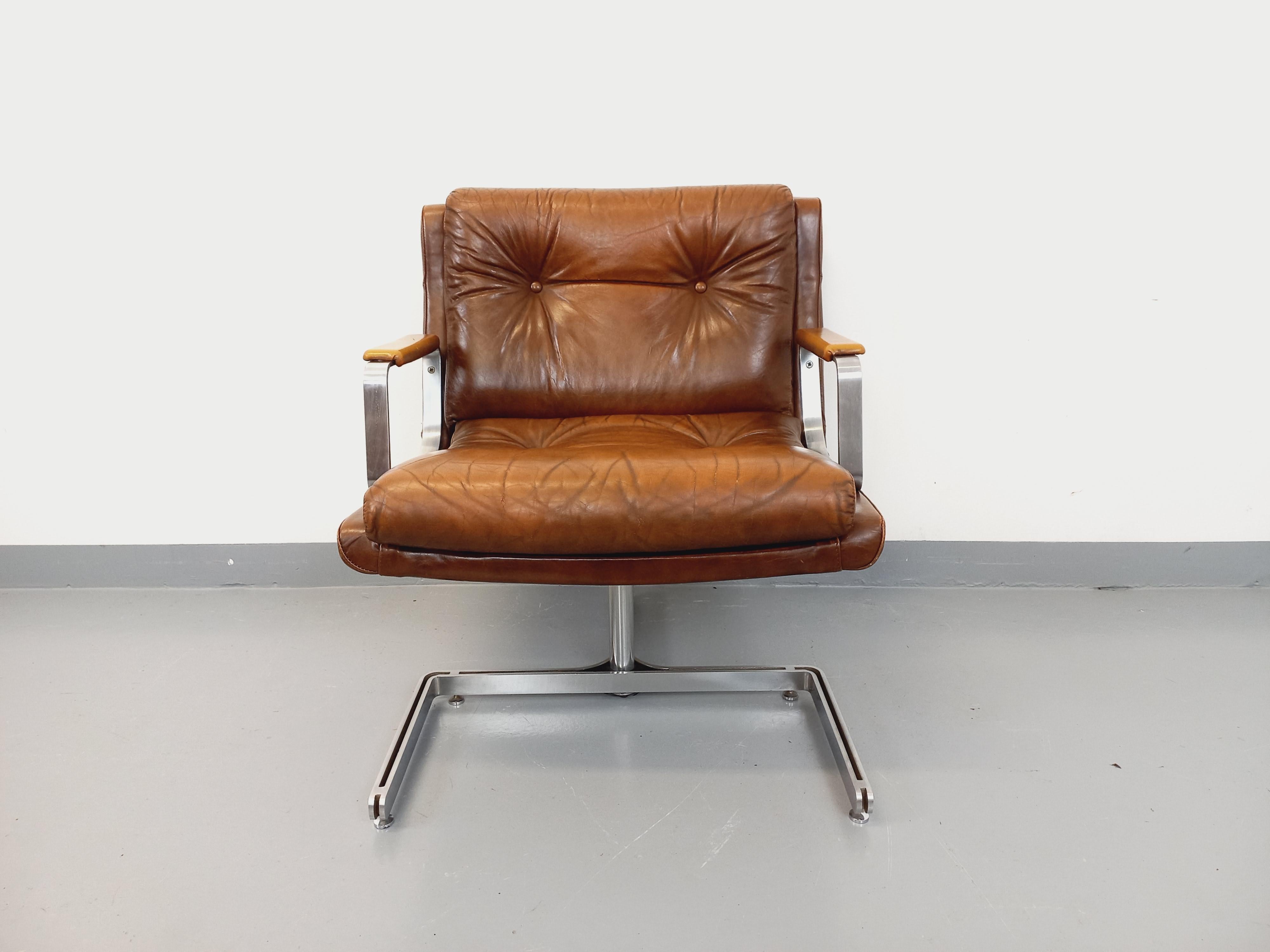 Fauteuil lounge vintage des années 70, de Raphaël Raffel, dossier, assise et accoudoirs en cuir fauve, structure et piétement Y en acier, joli design, non pivotant, très bon état général avec patine et signes du temps qui passe.
Réf 240 607
Hauteur