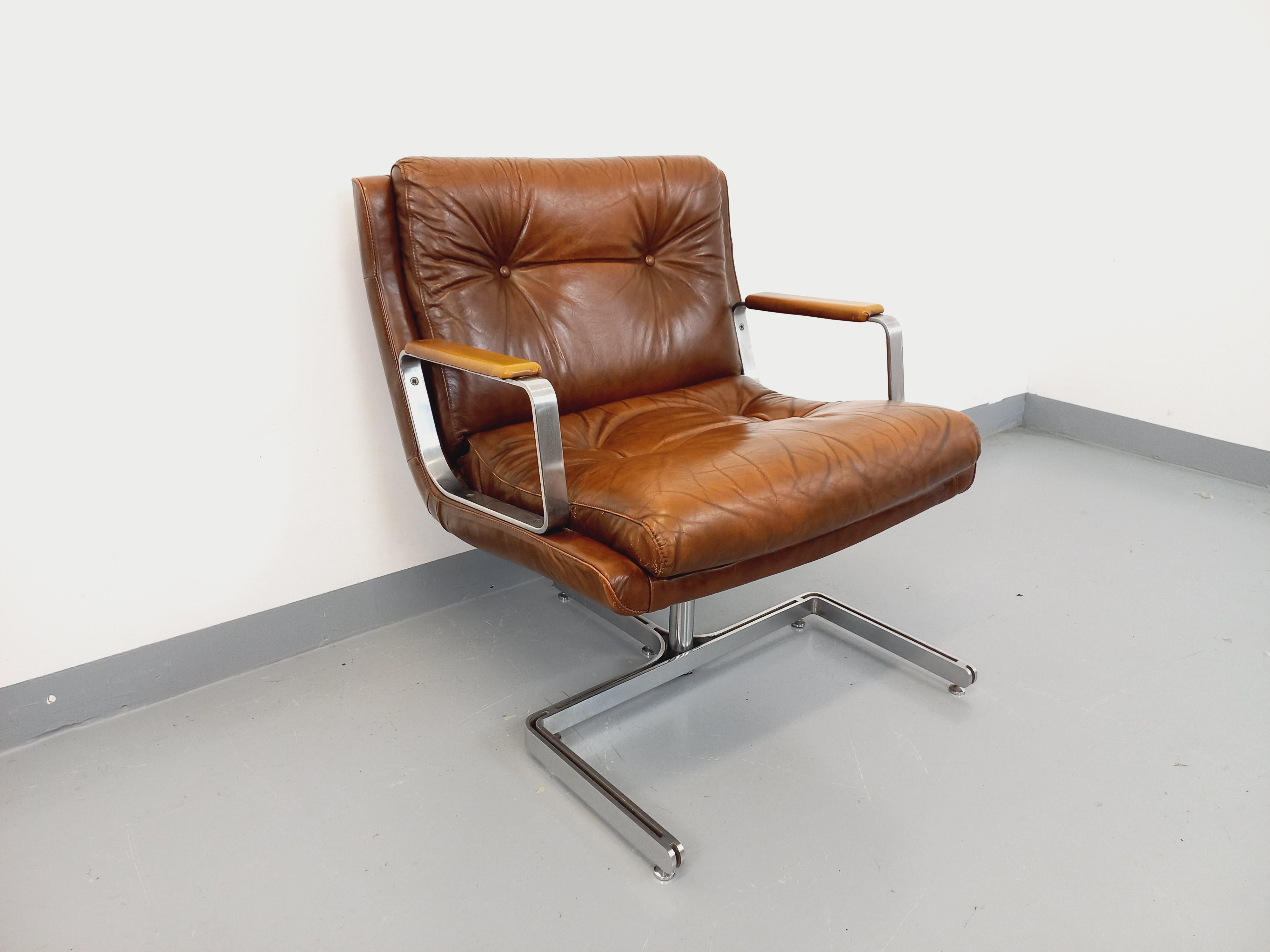 Français Fauteuil vintage Raphaël Raffel en cuir et acier des années 70