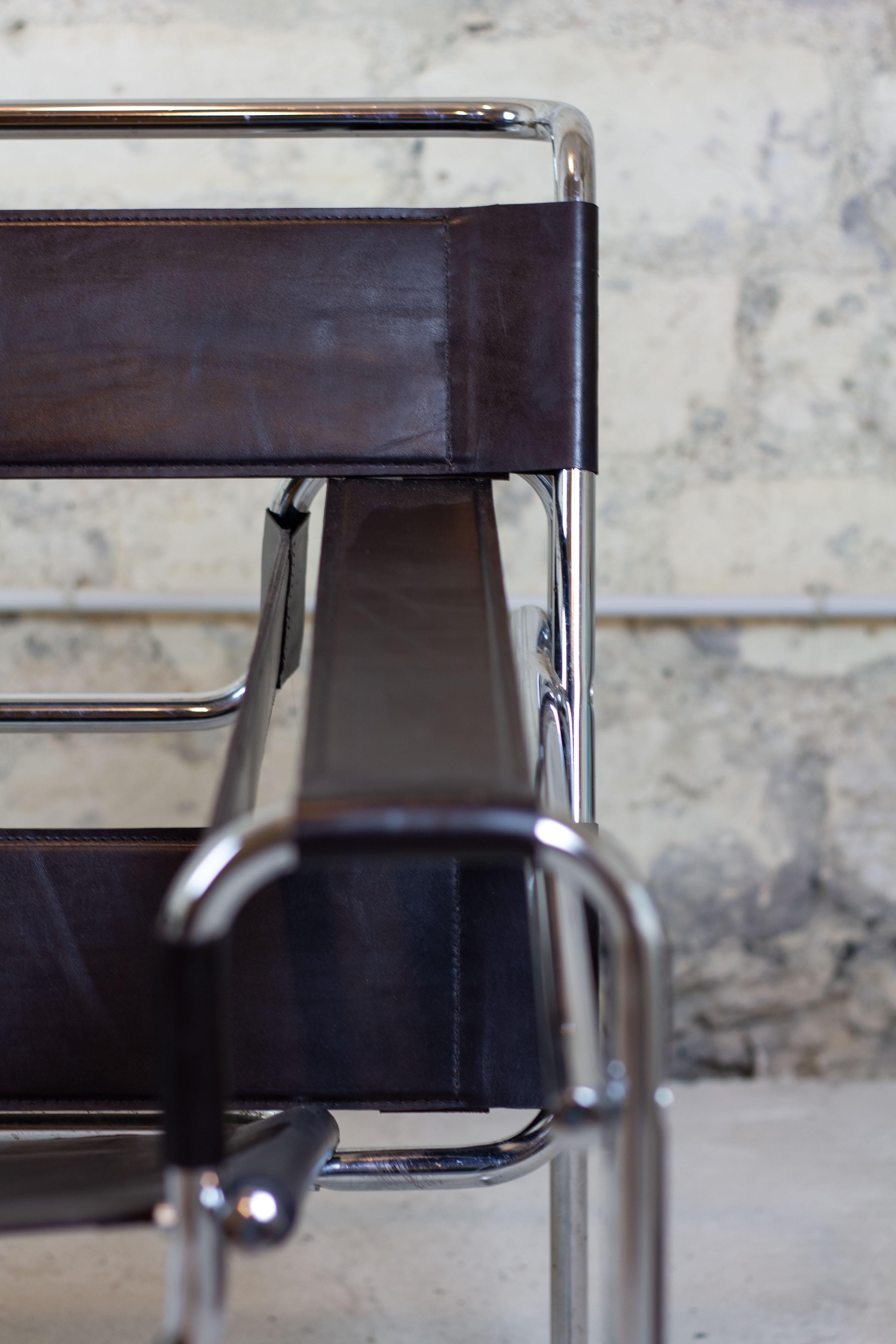 Créé en 1925, véritable icône du design du 20ème siècle, le fauteuil Wassily de Marcel Breuer a été conçu pour l'appartement de Kandinsky au Bauhaus de Dessau,  ensemble architectural moderne situé à Design/One, en Allemagne, et destiné