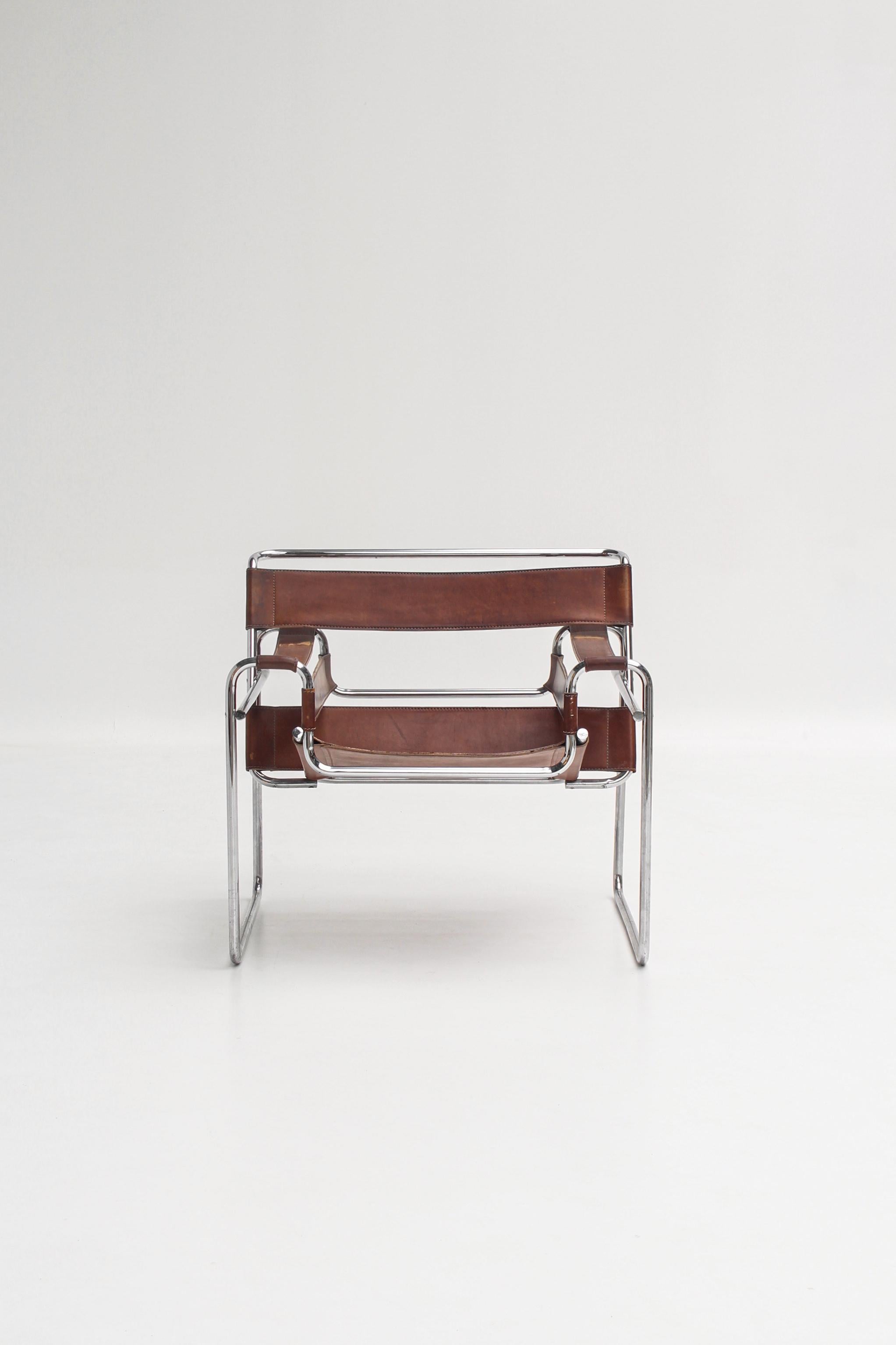 Icône absolue du modernisme, le Wassily Chair (modèle B3) fut conçu par Marcel Breuer en 1925 alors qu’il enseignait au Bauhaus.

Inspiré par le cadre d’un vélo en acier tubulaire, le fauteuil marie la rigueur industrielle à une élégance