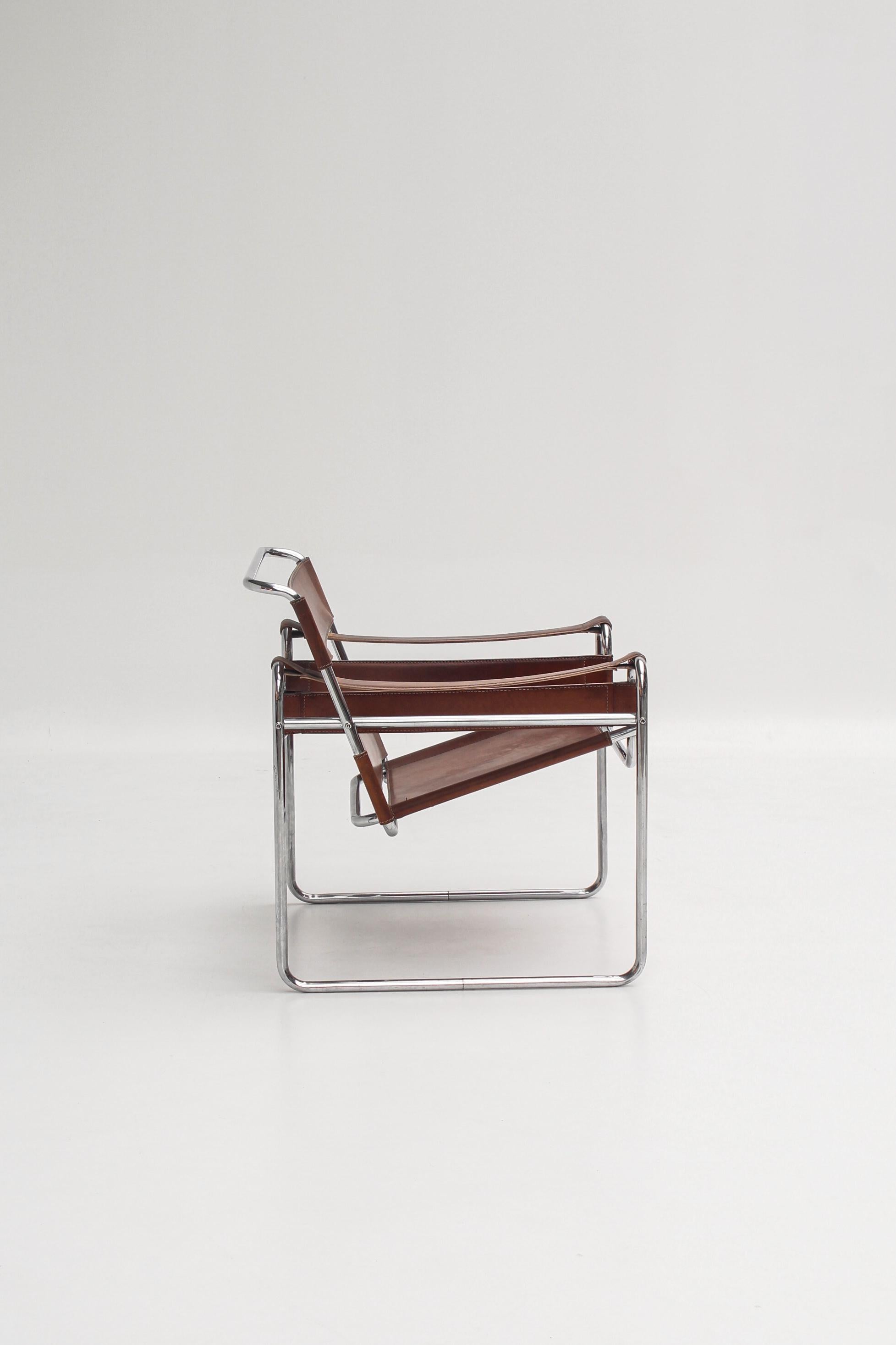 Modern Fauteuil Wassily en cuir cognac patiné par Marcel Breuer, édition italienne For Sale