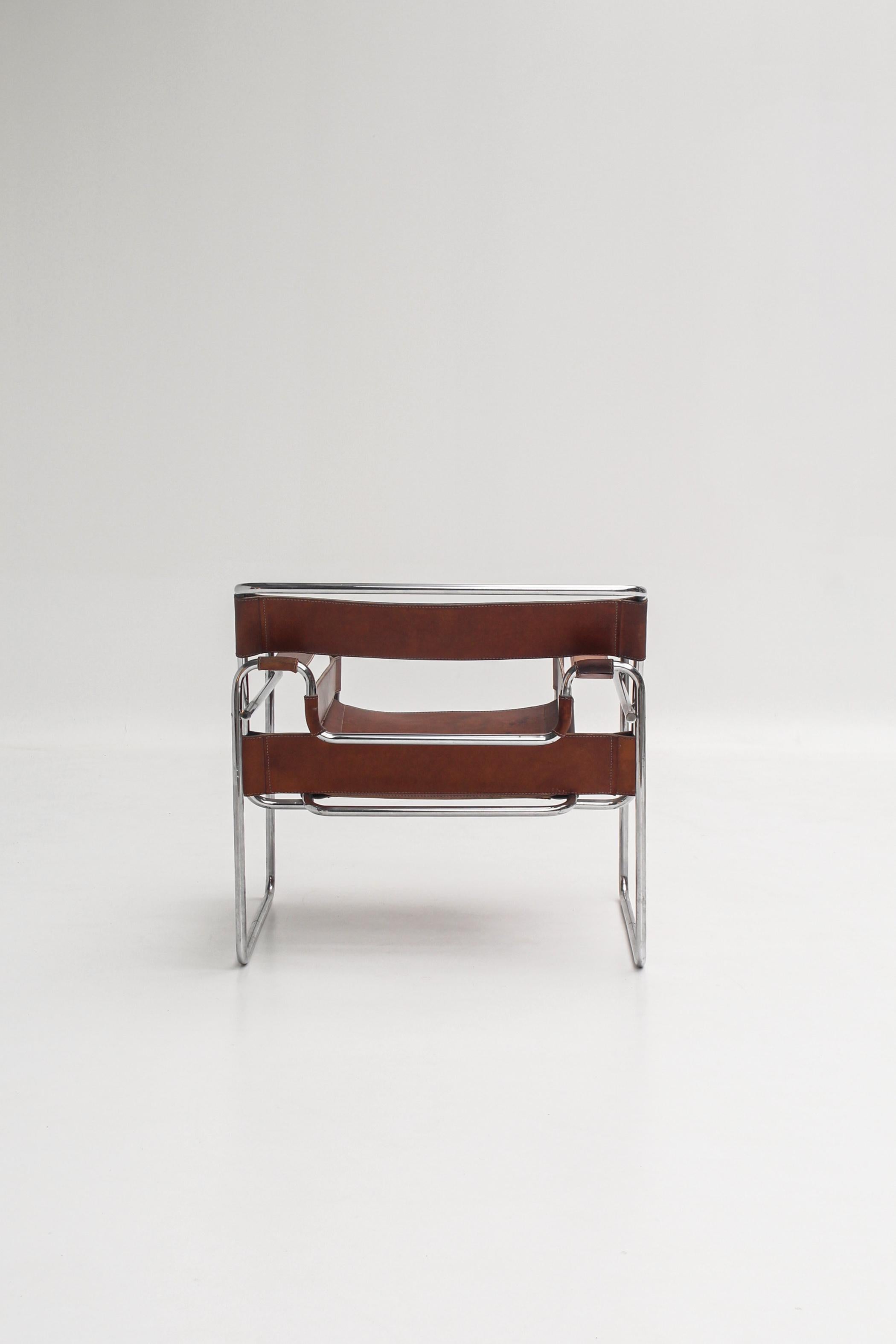 Italian Fauteuil Wassily en cuir cognac patiné par Marcel Breuer, édition italienne For Sale
