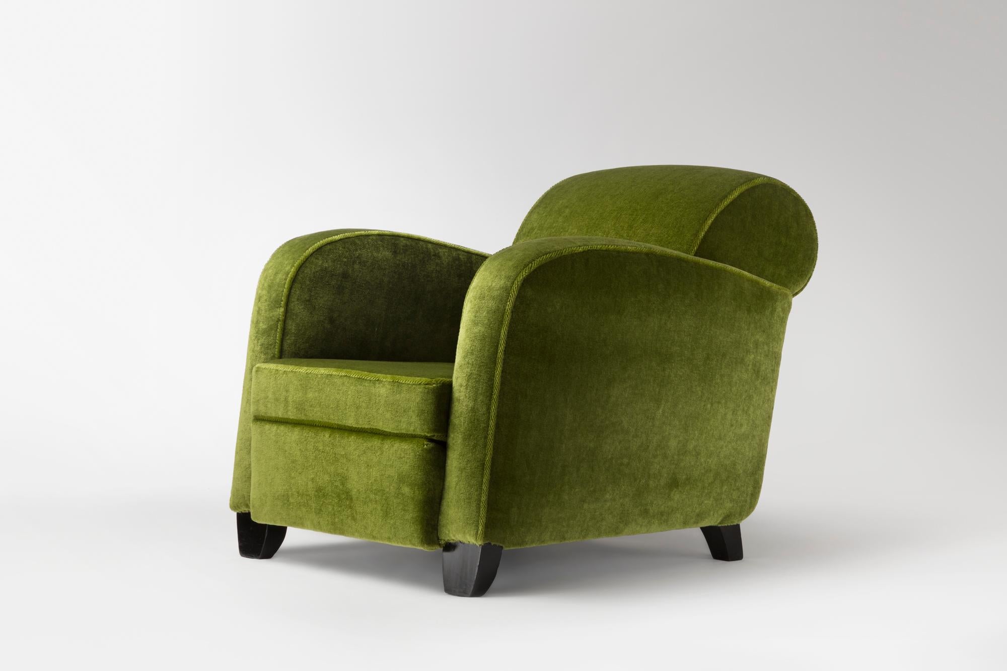 Diese Sessel von Jean Desnos, die in den 1930er bis 1940er Jahren entstanden, verkörpern die Eleganz
und den Komfort französischer Art-Déco-Möbel. Ihre abgerundeten, umhüllenden Linien, hervorgehoben durch eine
hellgrüne Samtpolsterung, spiegeln die
