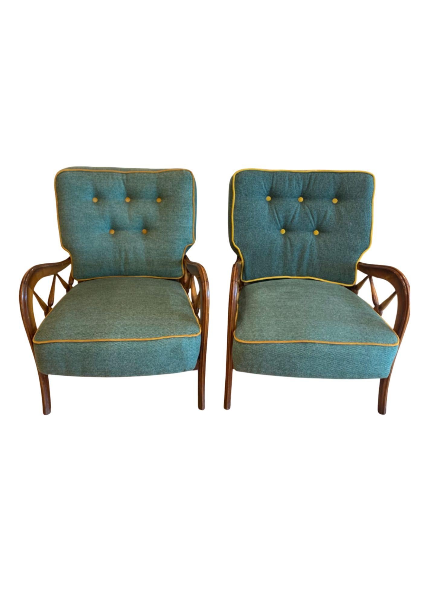 Impresionante pareja de sillones de roble y tela del diseñador italiano Paolo Buffa 