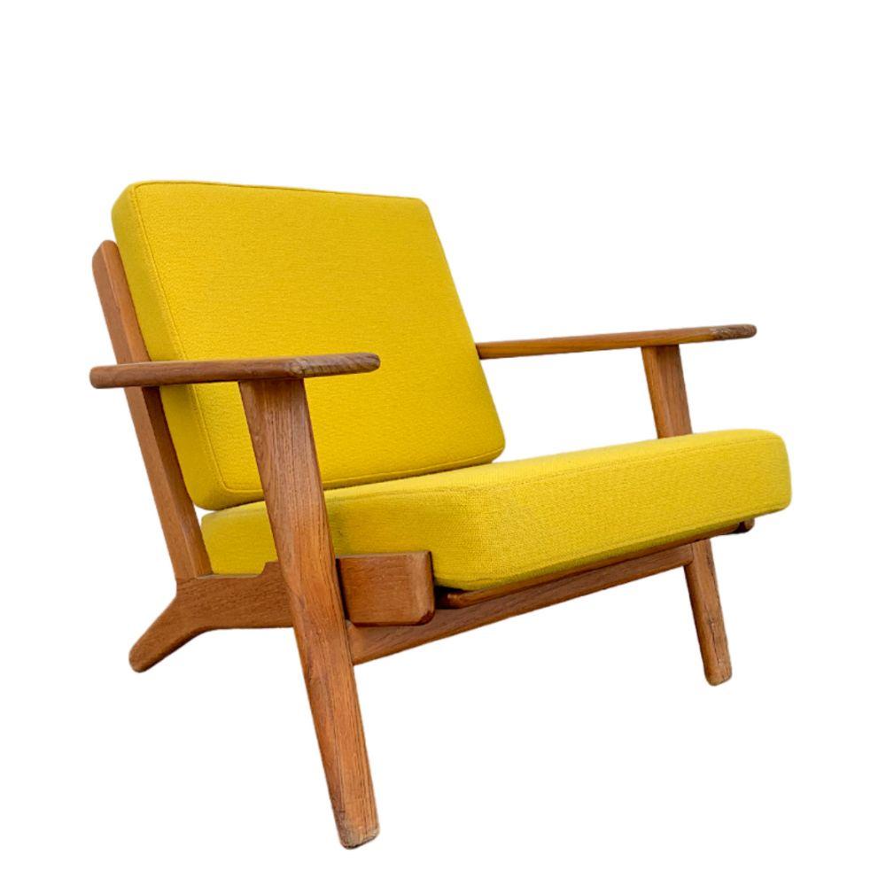 80 x 75 x 85 cm 

 Roble macizo, asiento de lana