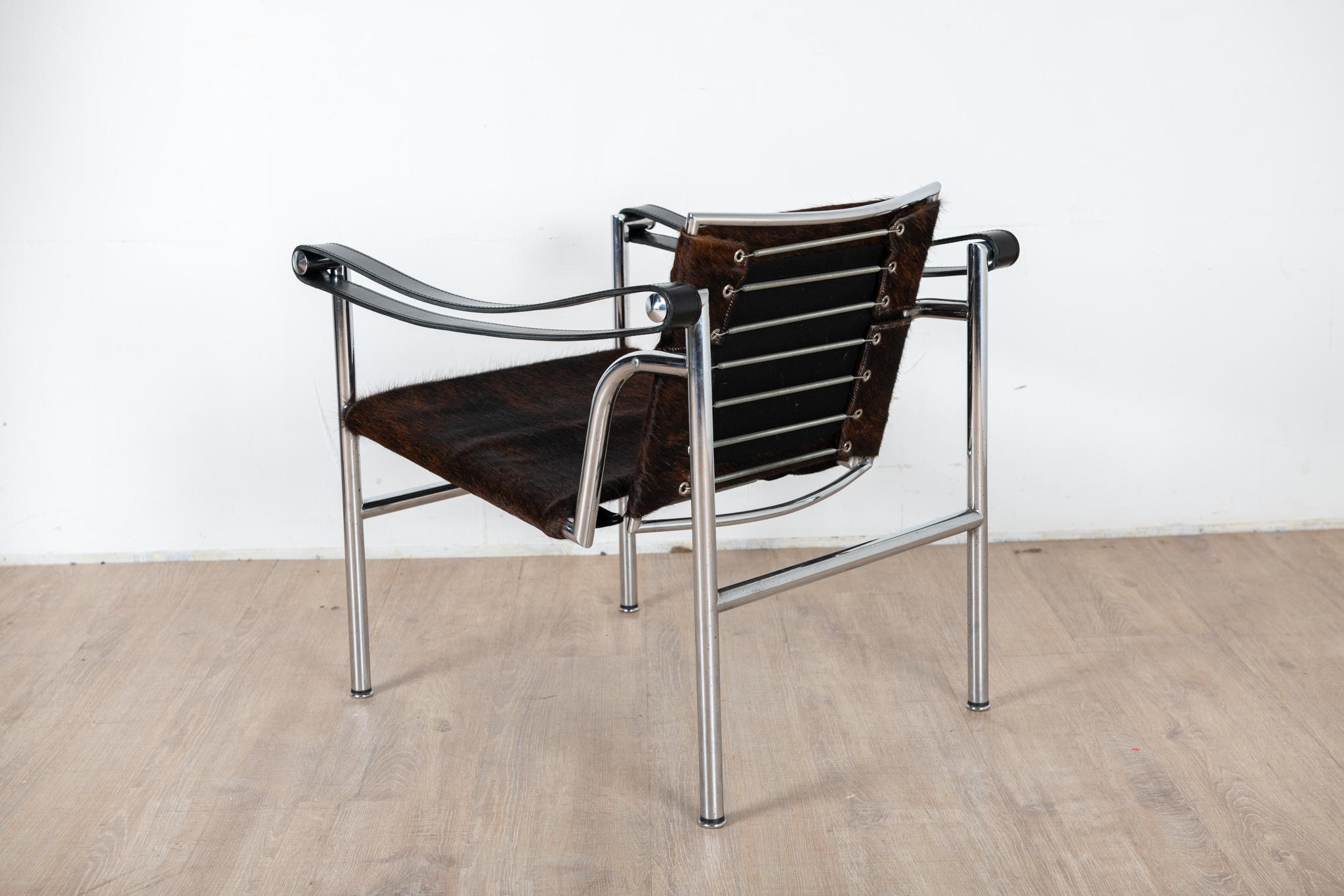 Paire de fauteuil basculant LC1 design de Charlotte Perriand, Le Corbusier, Pierre Jeanneret en 1928 éditions Cassina des années 70. Sur la traverse arrière des fauteuils sont present le logo Cassina, les numéros de série 29360, 29570 et signature
