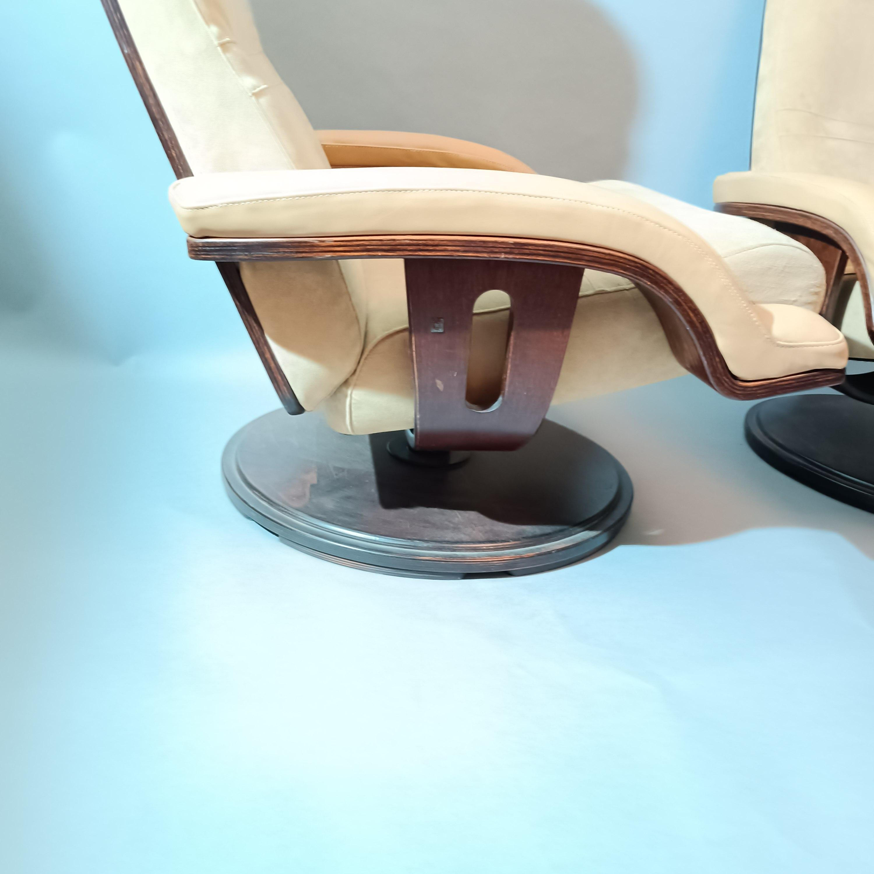 Paire de fauteuils pivotants et basculants des designers Takashi Okamura et Erik Marquardsen pour l'éditeur Nelo of Sweden.
Recouverts d'Alcantara et cuir beige. Piètement en palissandre.
Estampille sur chaque fauteuil.
circa 1970.