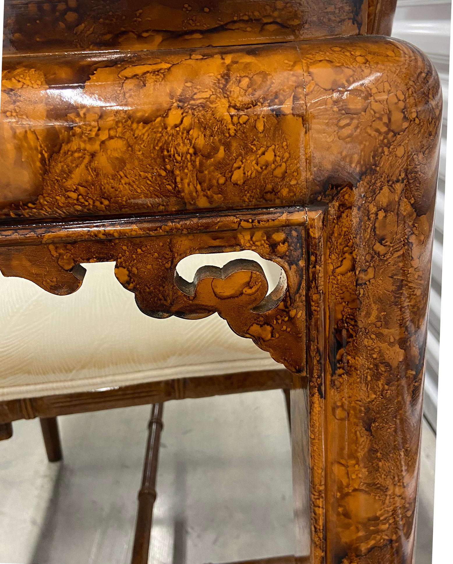 Ensemble de salle à manger sept pièces fabriqué par Weiman furniture, un fabricant américain de très haute qualité. Bien connue pour la fabrication de canapés conçus par Vladimir Kagan. Cet ensemble est doté d'une extraordinaire finition laquée, en