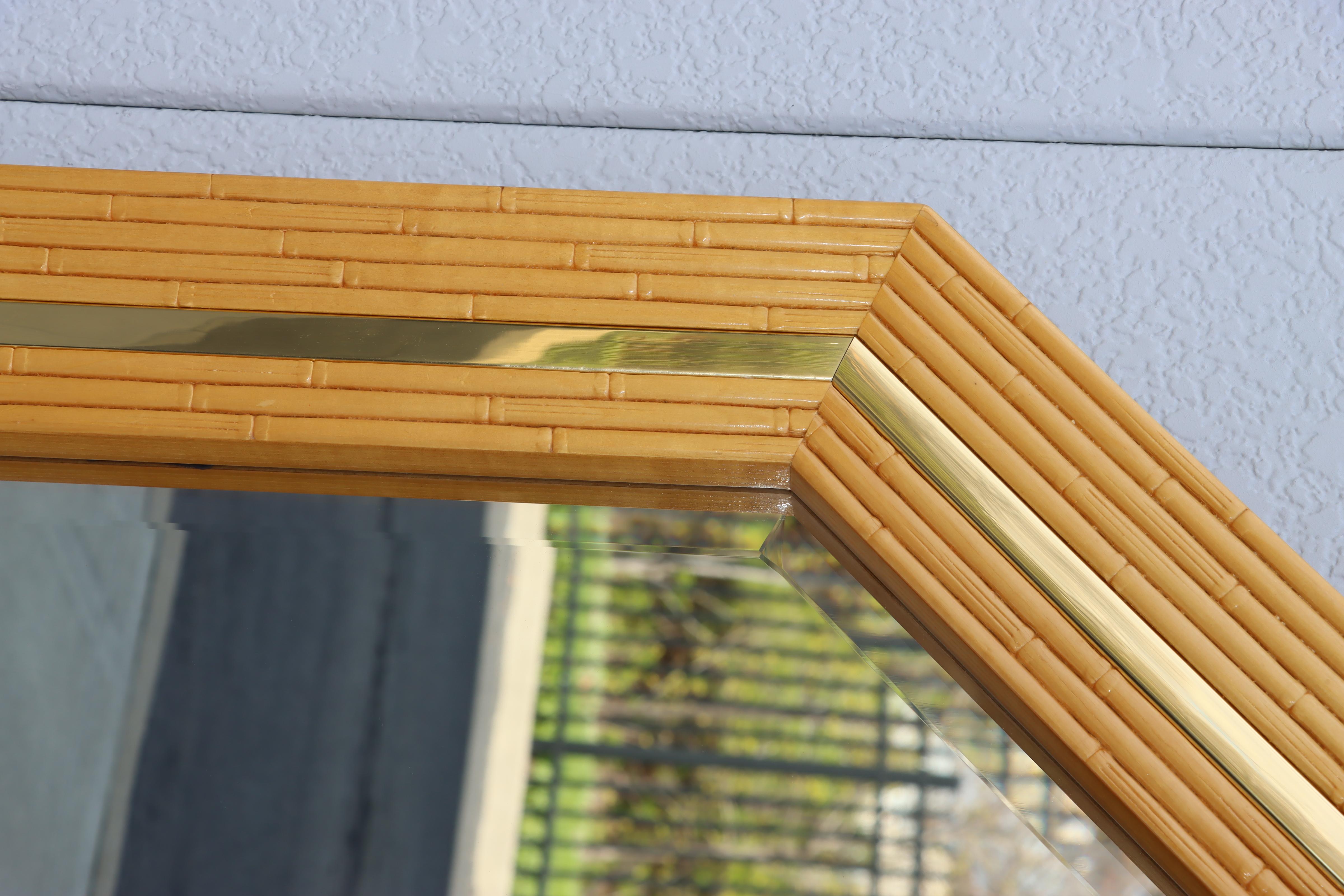 Miroir mural octogonal en faux bambou et laiton en vente 6