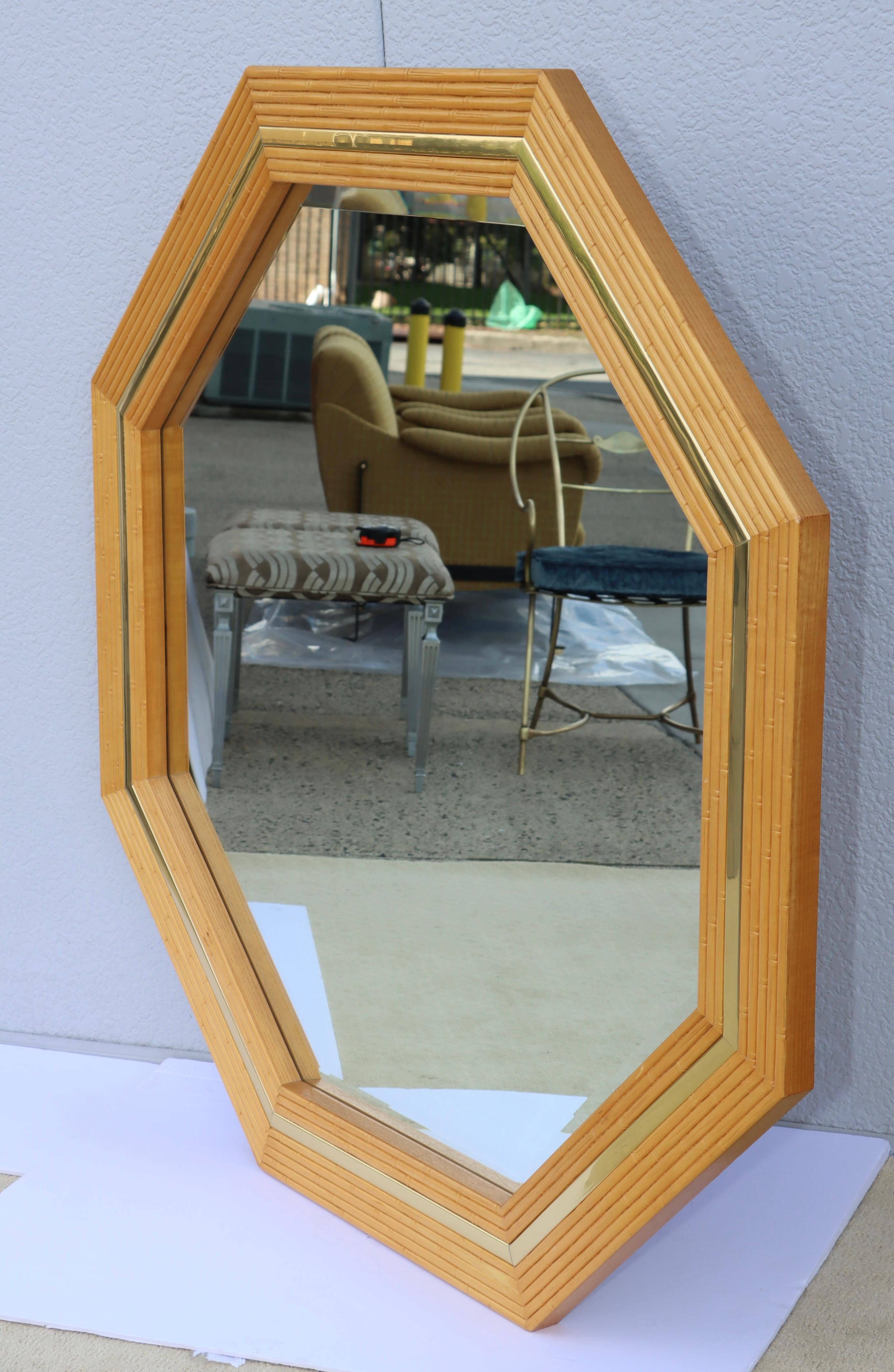 Miroir mural octogonal en faux bambou et laiton en vente 9