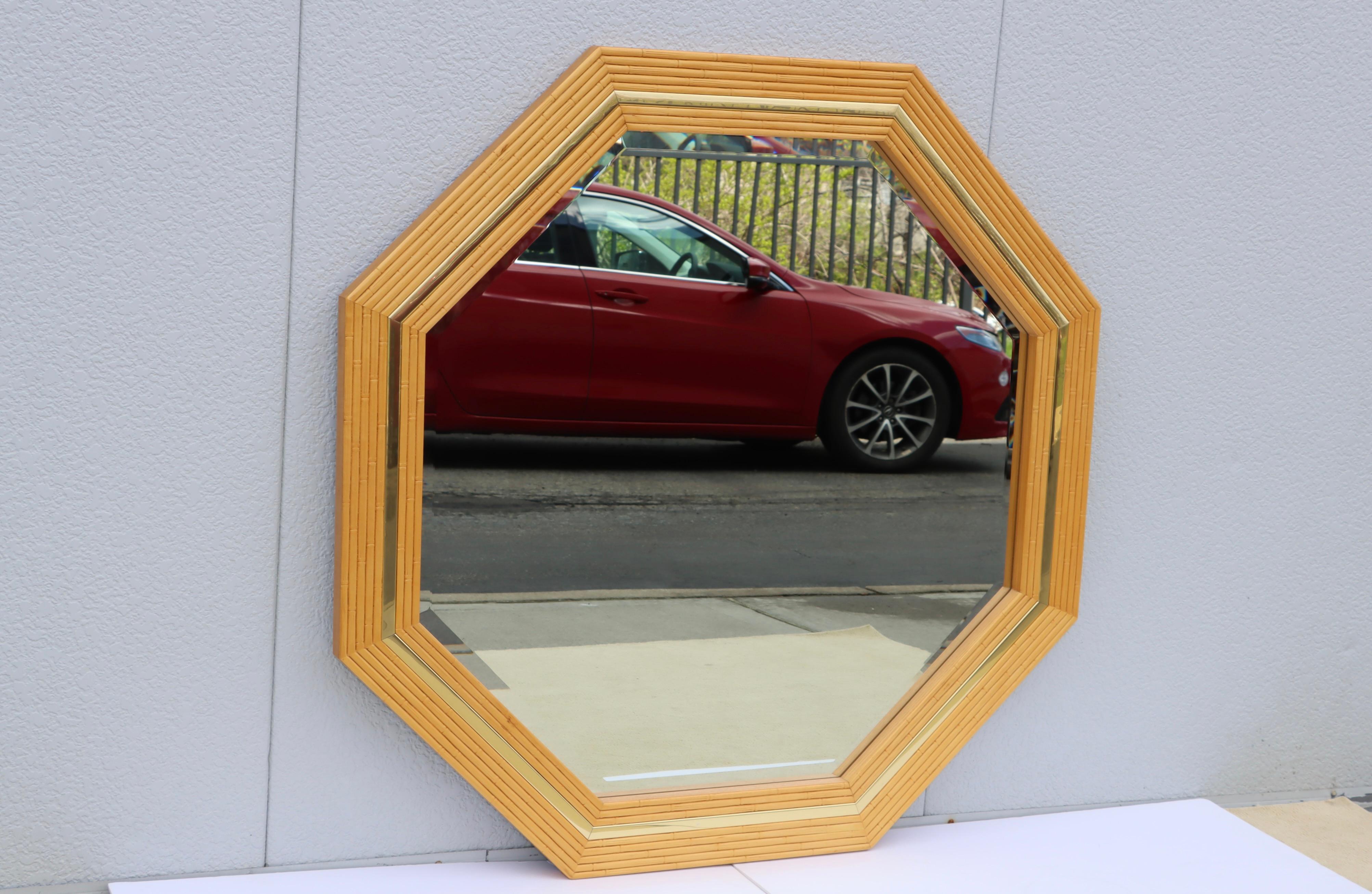 Superbe grand miroir mural biseauté en chêne des années 1980 en faux bambou avec détails en laiton, en état d'origine vintage avec quelques usures et patines dues à l'âge et à l'usage, il y a quelques usures et patines mineures dues à l'âge et à