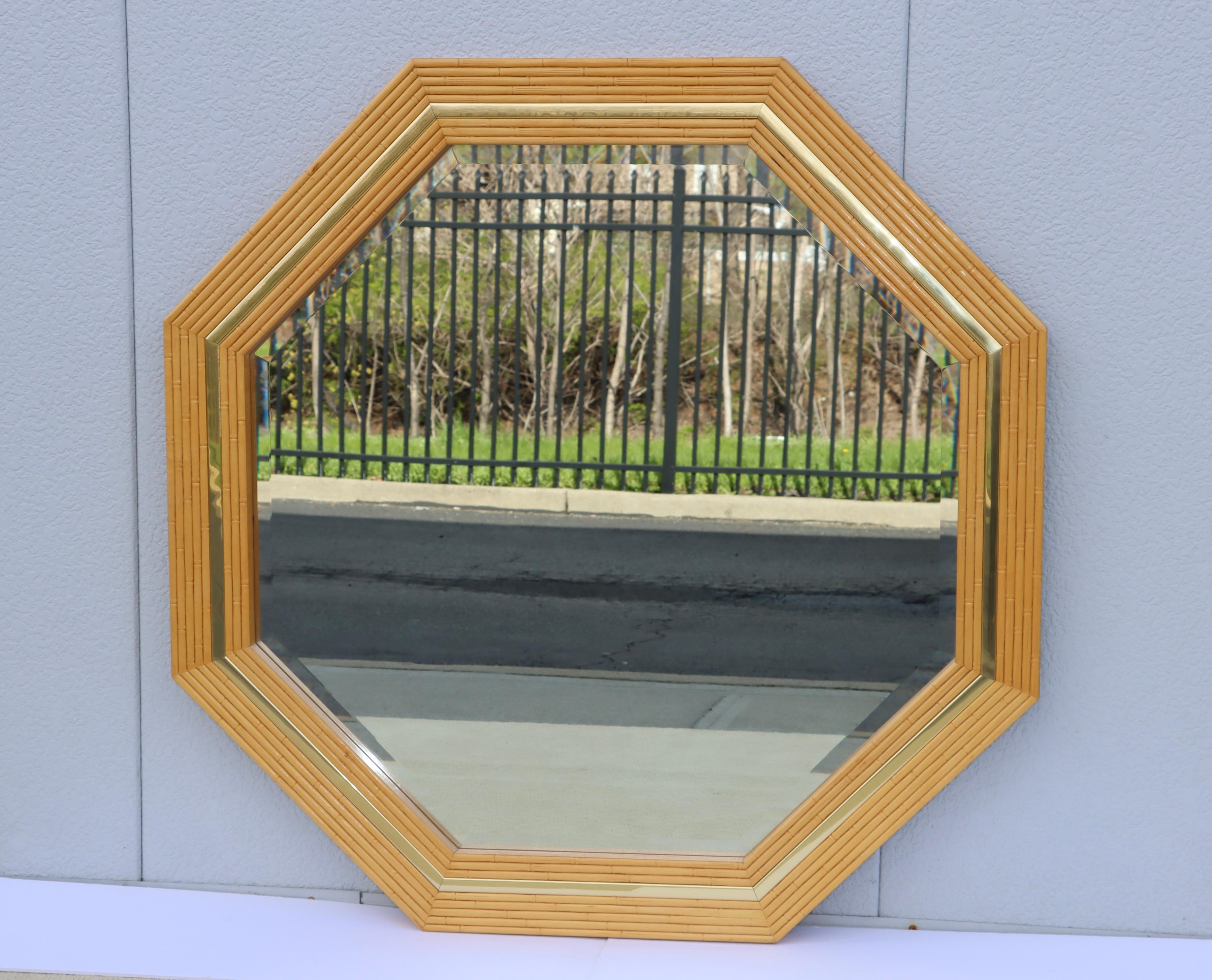Mid-Century Modern Miroir mural octogonal en faux bambou et laiton en vente
