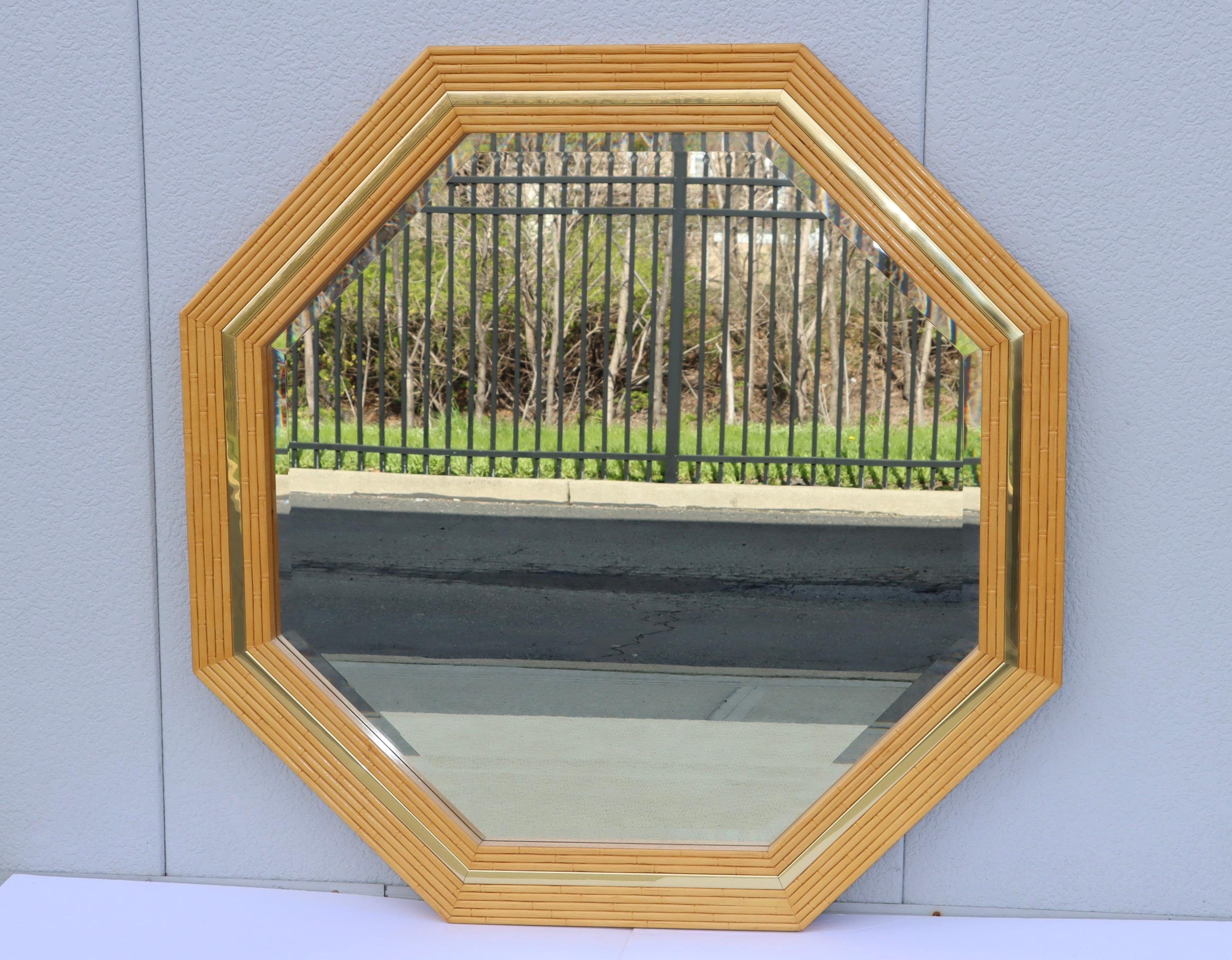 Américain Miroir mural octogonal en faux bambou et laiton en vente
