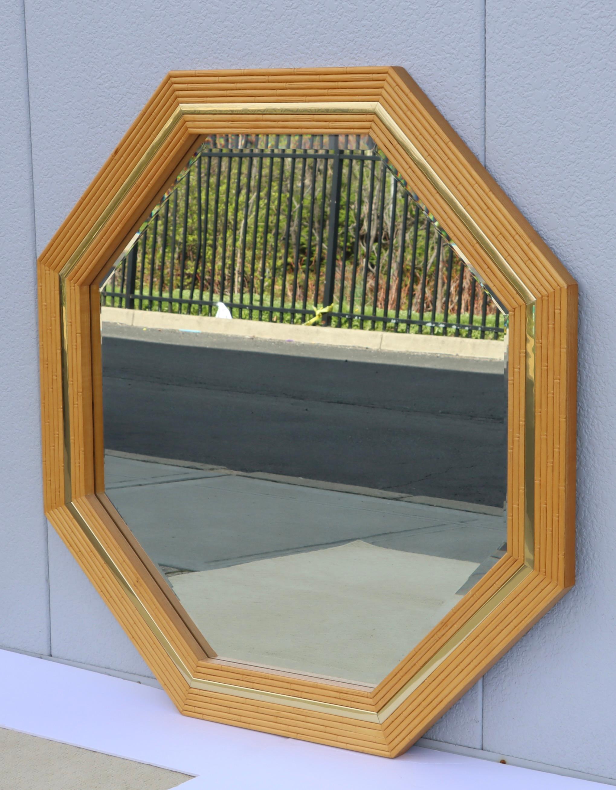 Fin du 20e siècle Miroir mural octogonal en faux bambou et laiton en vente