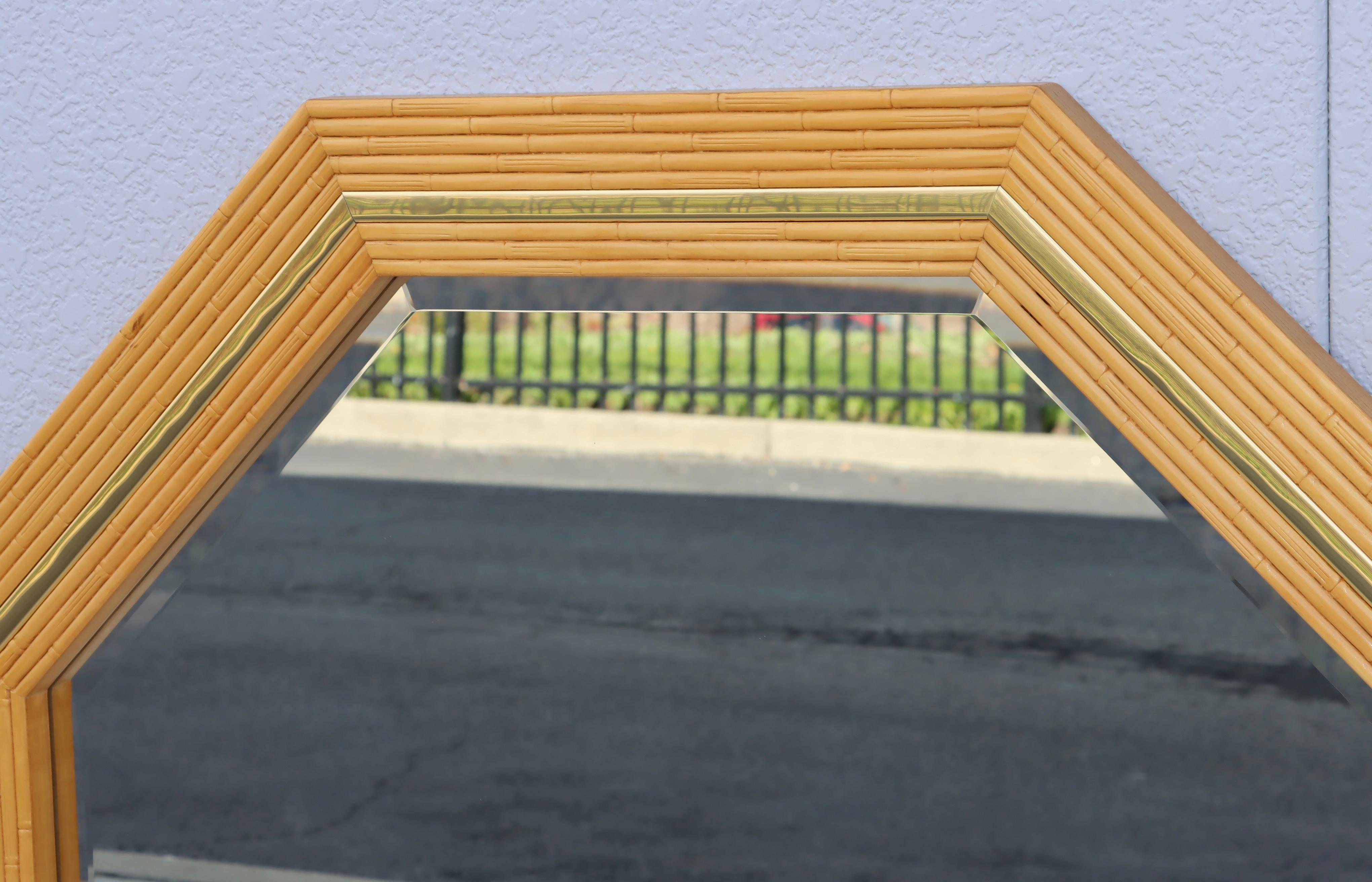 Miroir mural octogonal en faux bambou et laiton en vente 1