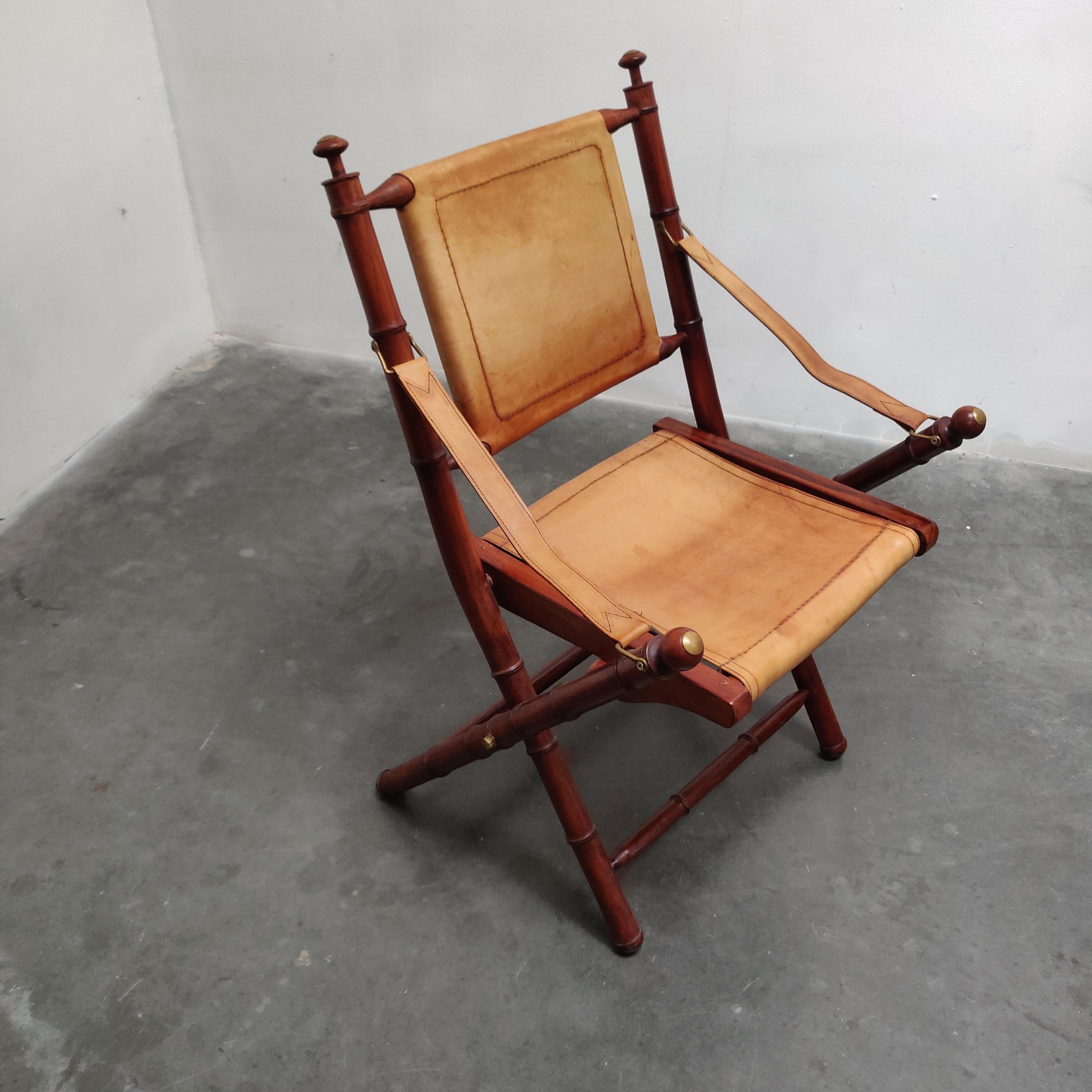 Faltbarer Offizier-Safari-Stuhl aus Kunstbambus und Leder. (Britisch Kolonial) im Angebot