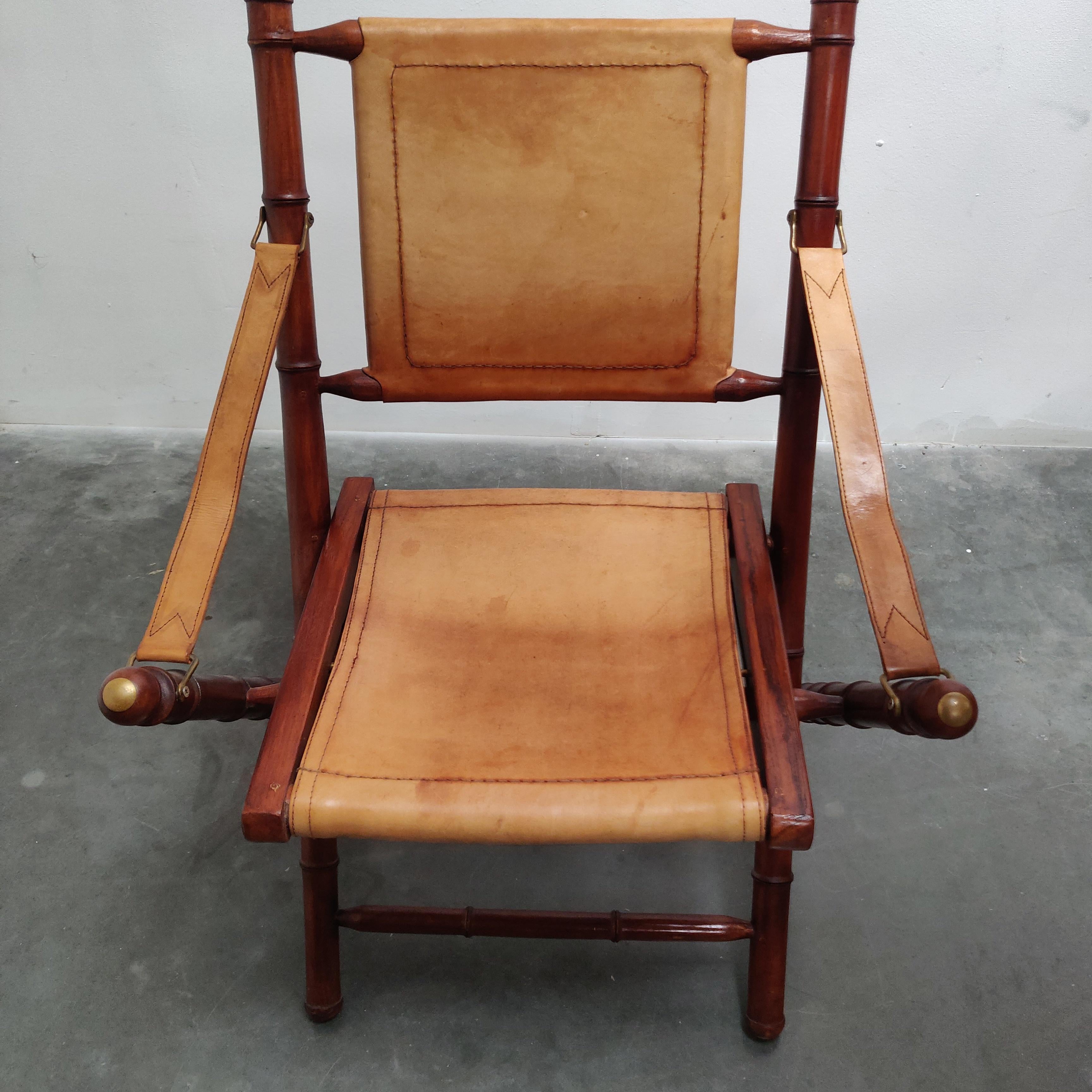 Faltbarer Offizier-Safari-Stuhl aus Kunstbambus und Leder. (Englisch) im Angebot