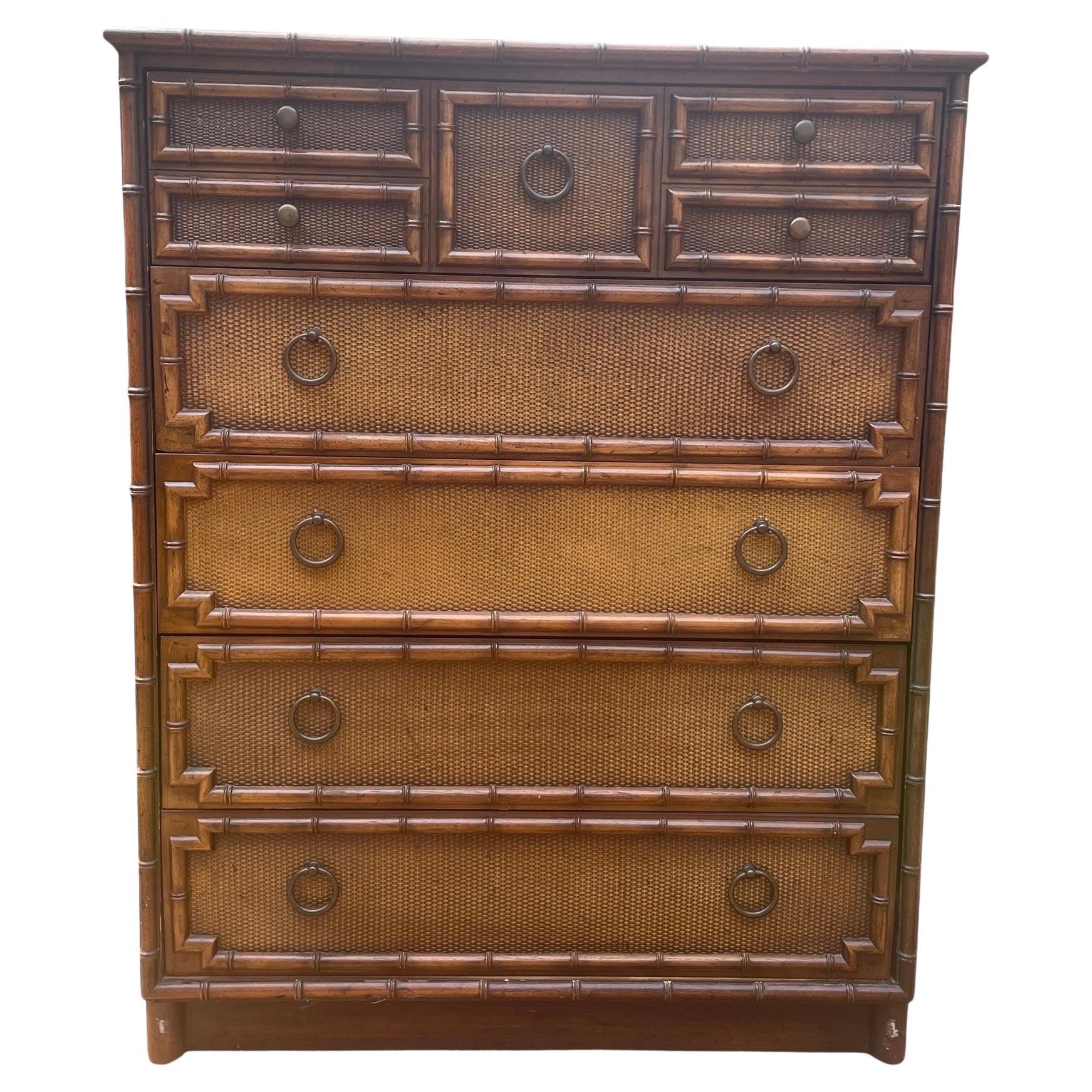 Mid Century Modern Vintage faux Bambus Kommode mit Rattan bedeckt Schubladen. Gezinkte Schubladen mit allen Originalbeschlägen. Dieses Stück ist in einem erstaunlichen Vintage-Zustand. Das Design aus Rattan und Bambusimitat ist klassisch und die