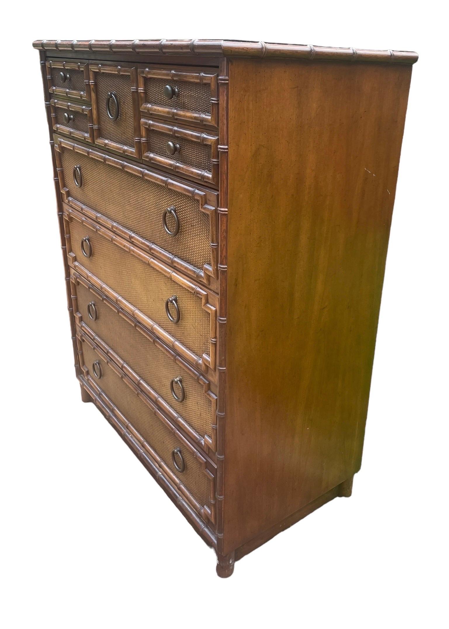 Kommode aus Kunstbambus und Rattan von Drexel Bedroom Furniture Highboy Vintage im Zustand „Gut“ im Angebot in Rochester, NY
