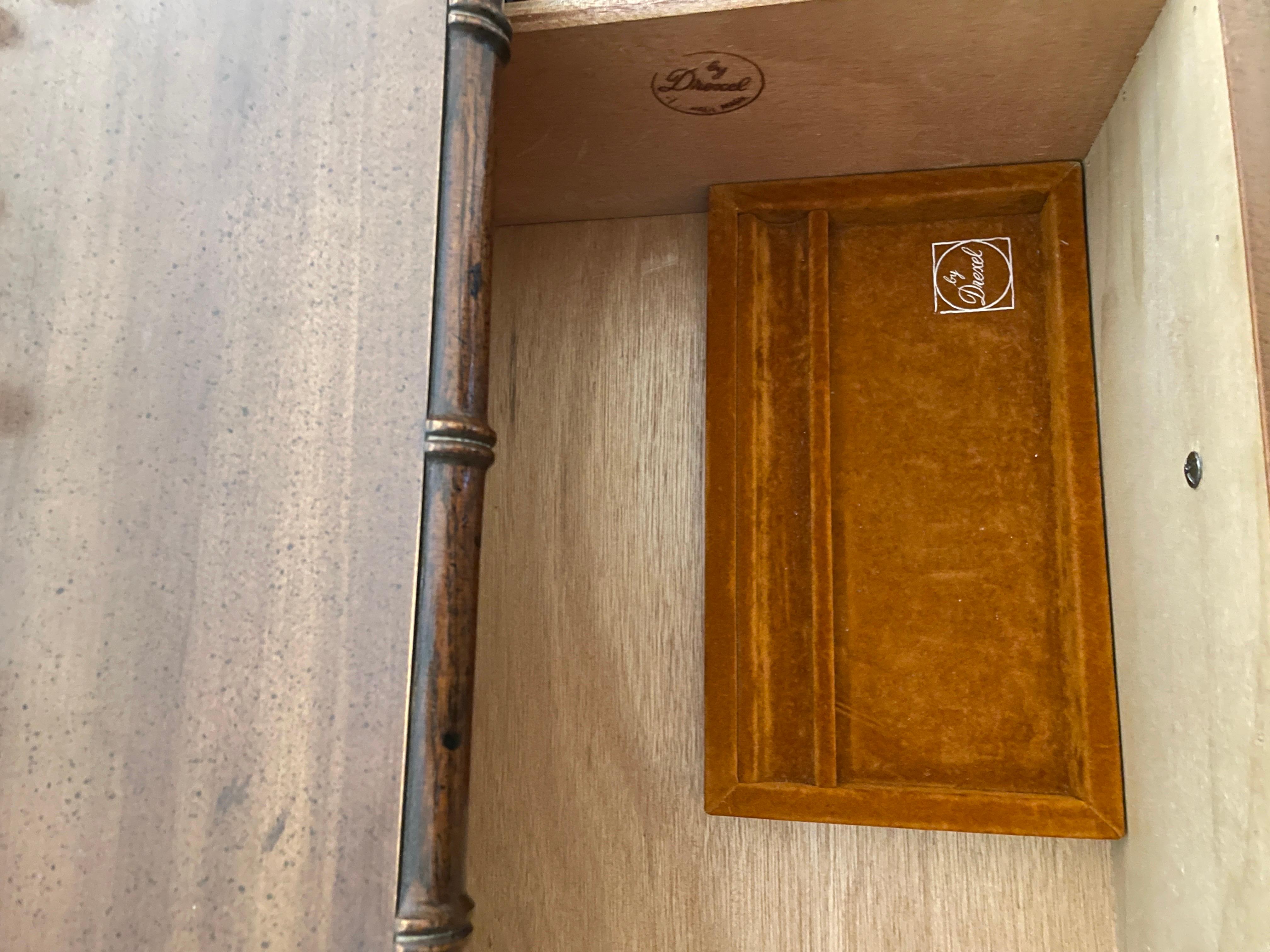 Kommode aus Kunstbambus und Rattan von Drexel Bedroom Furniture Highboy Vintage im Angebot 1